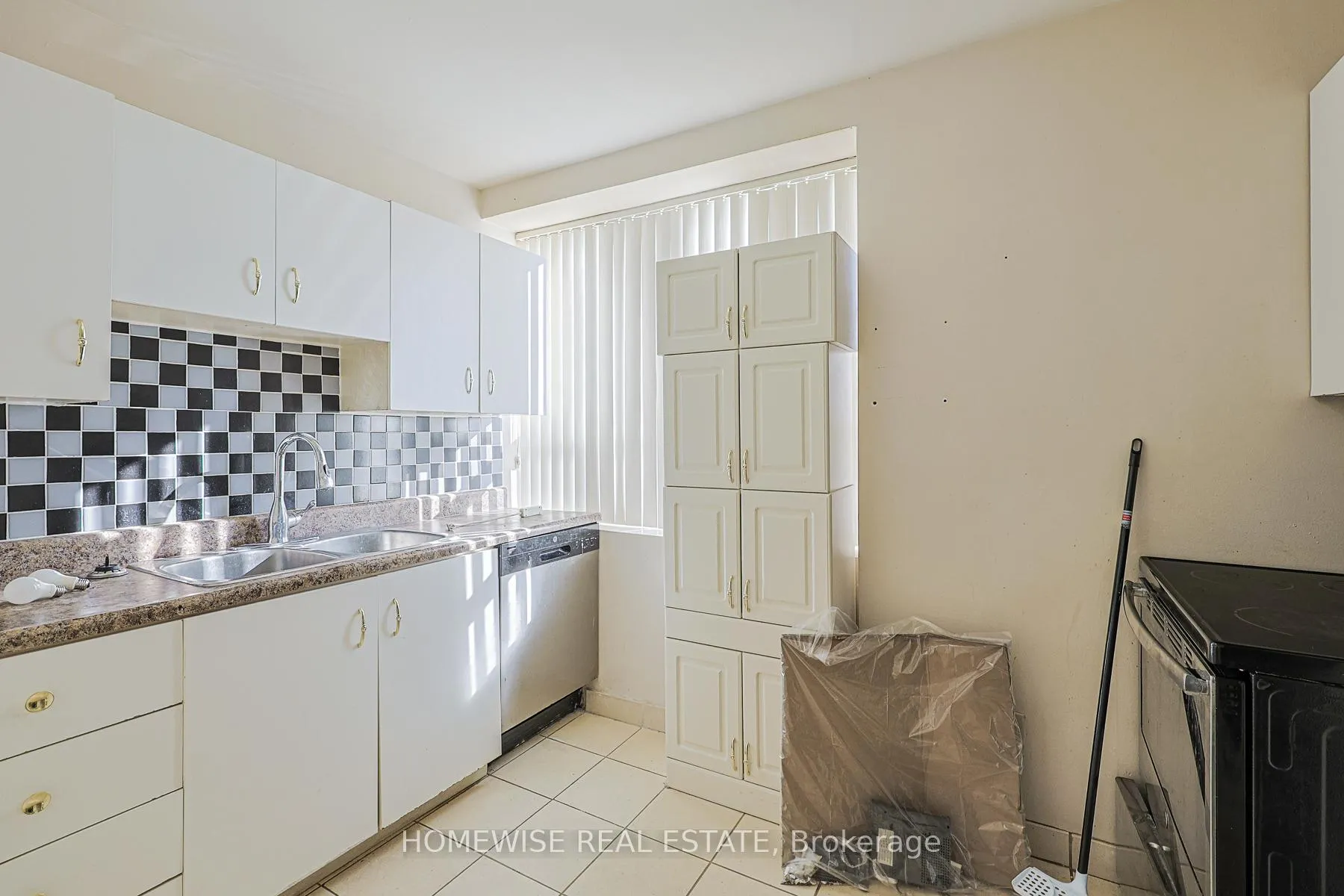 Photo 13 of Unit 307, 485 Kingston Road, Toronto, The Beaches — HOMEH