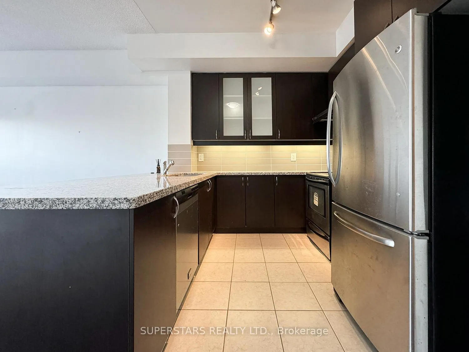 Photo 3 of Unit 402A, 1 Upper Duke Crescent, Markham, Unionville — HOMEH
