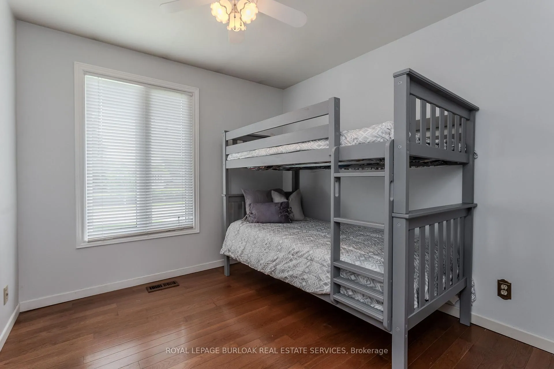 Photo 14 of 3125 Michael Crescent, Burlington, Palmer — HOMEH