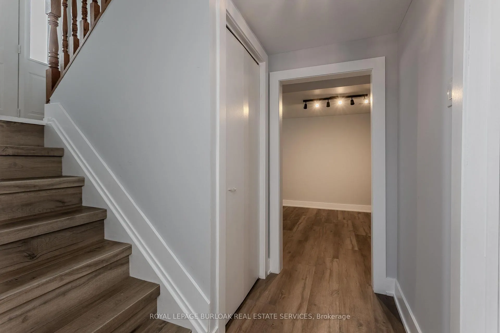 Photo 17 of 3125 Michael Crescent, Burlington, Palmer — HOMEH