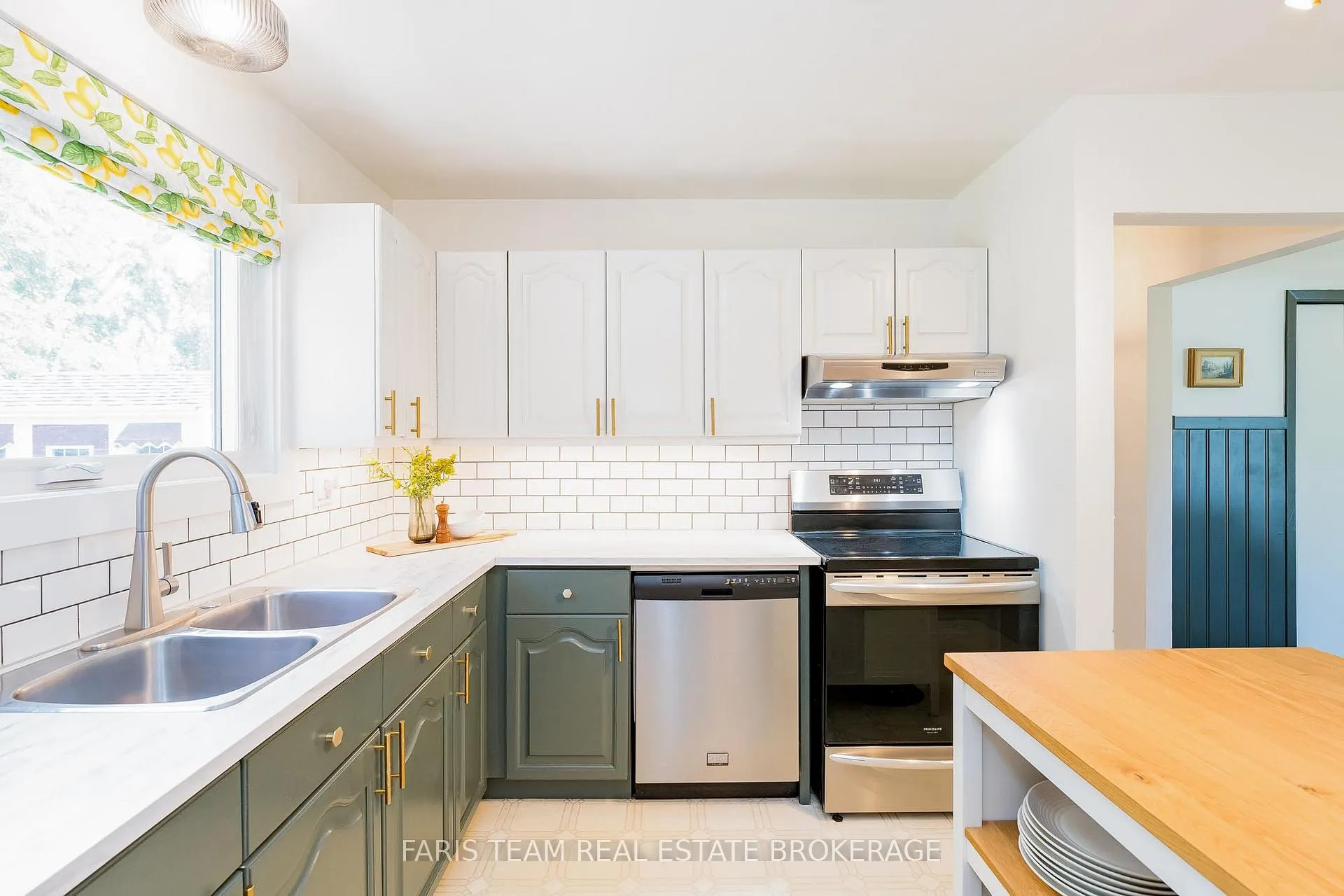 Photo 5 of 43 Jeffrey Street, Barrie, Grove East — HOMEH