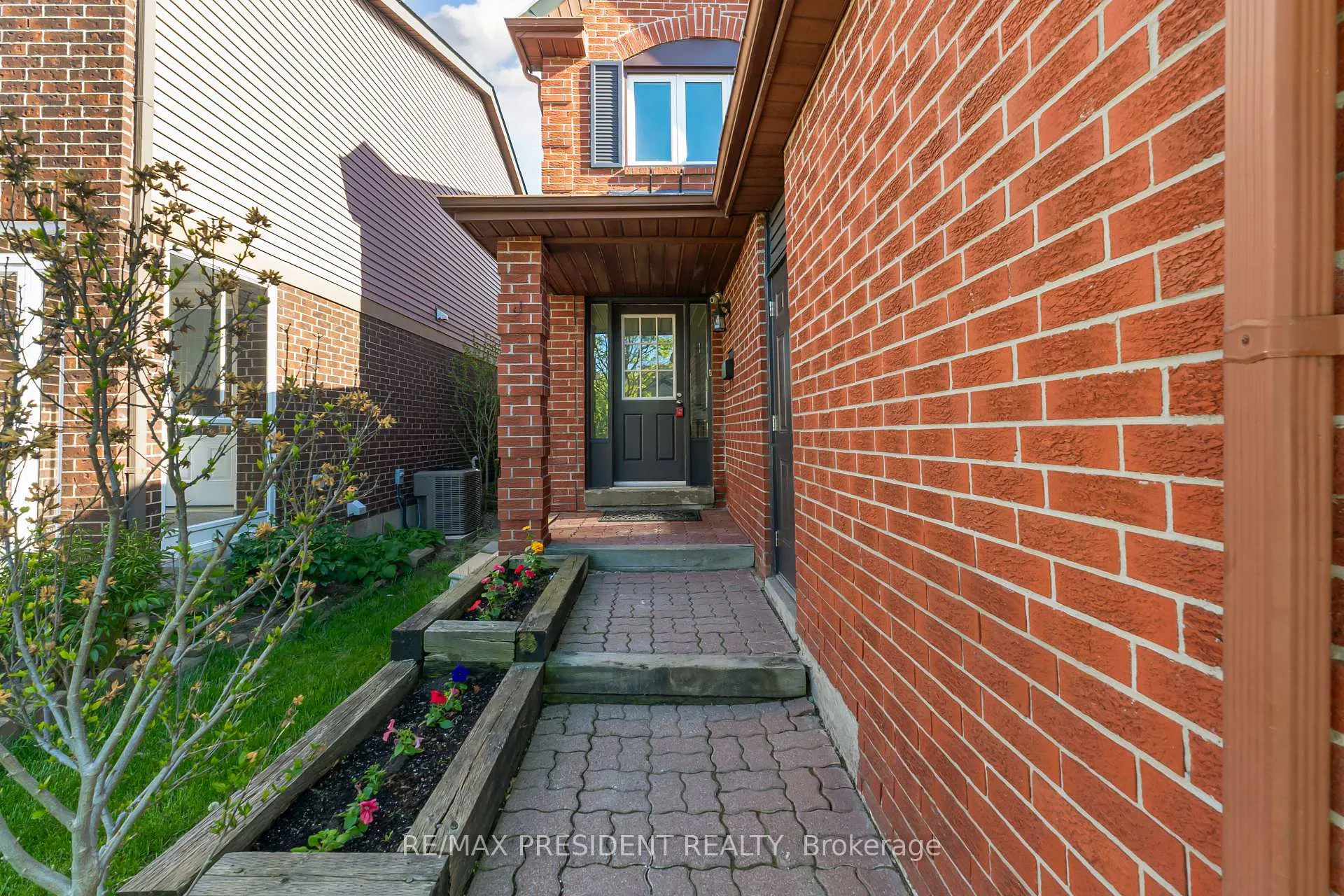 Photo 3 of 19 Copeland Road, Brampton, Fletcher's West — HOMEH
