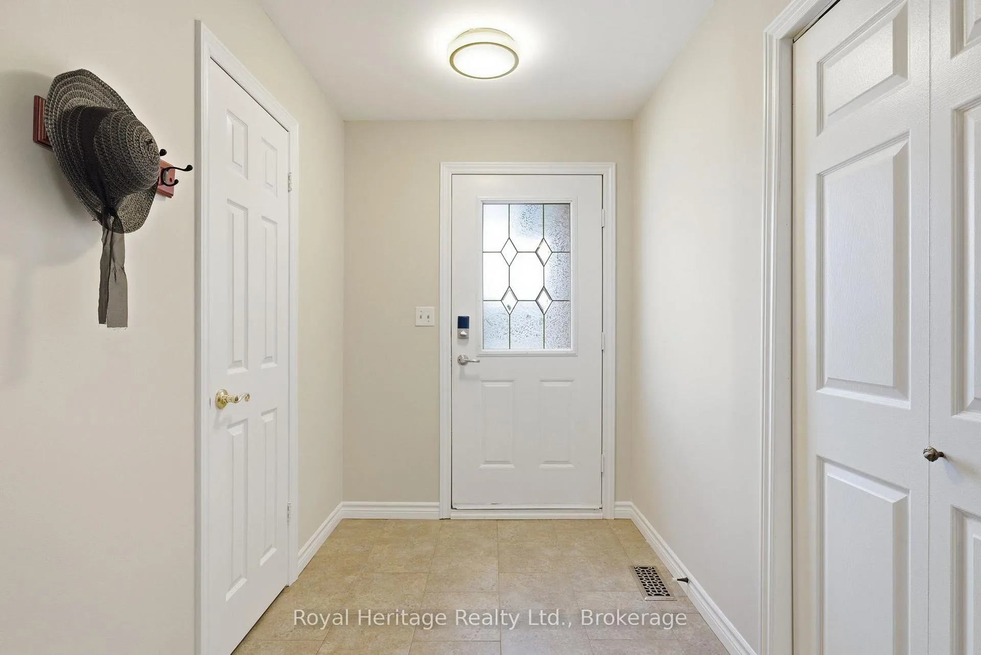 Photo 3 of 24 Summerlea Court, Clarington, Courtice — HOMEH