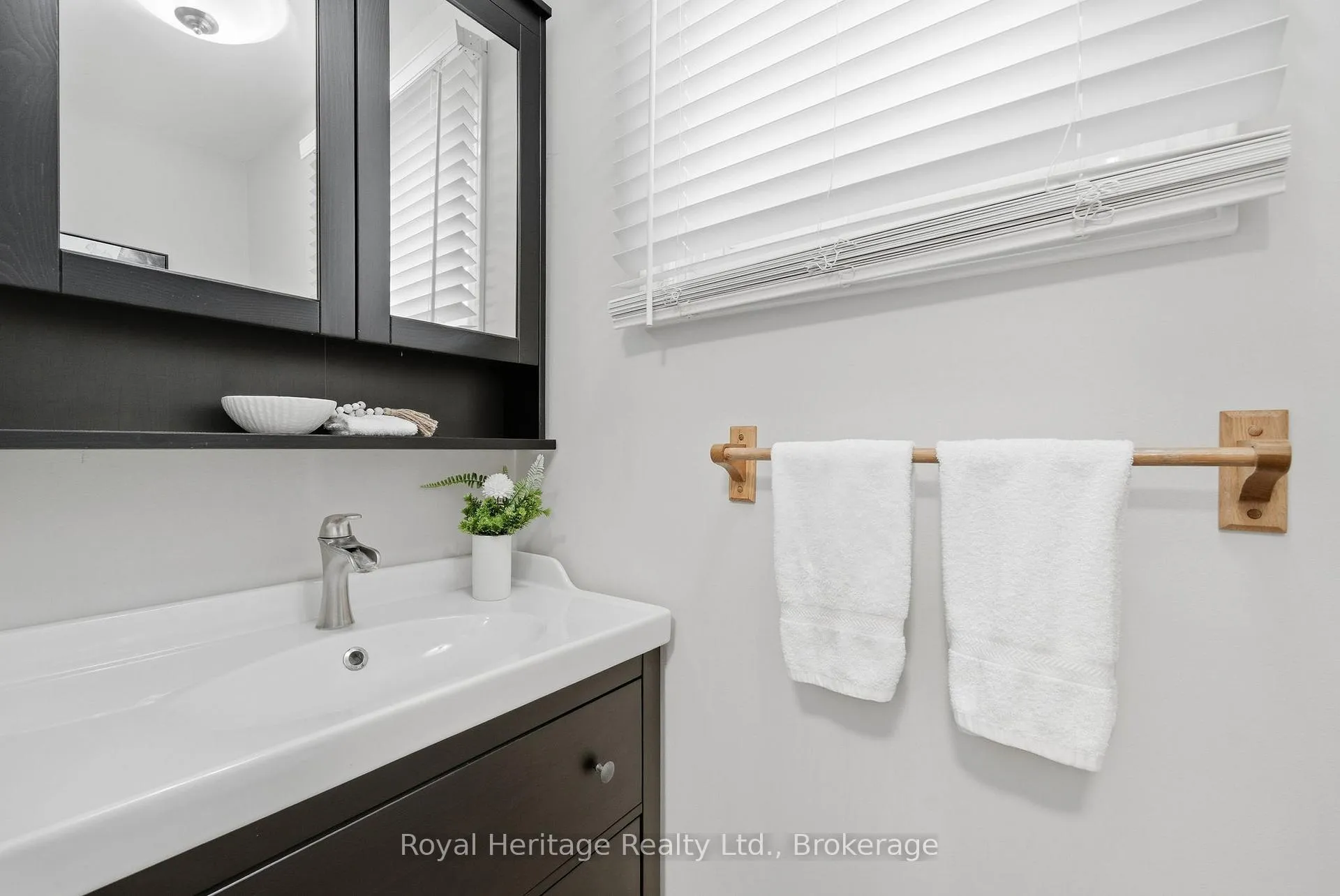 Photo 13 of 24 Summerlea Court, Clarington, Courtice — HOMEH