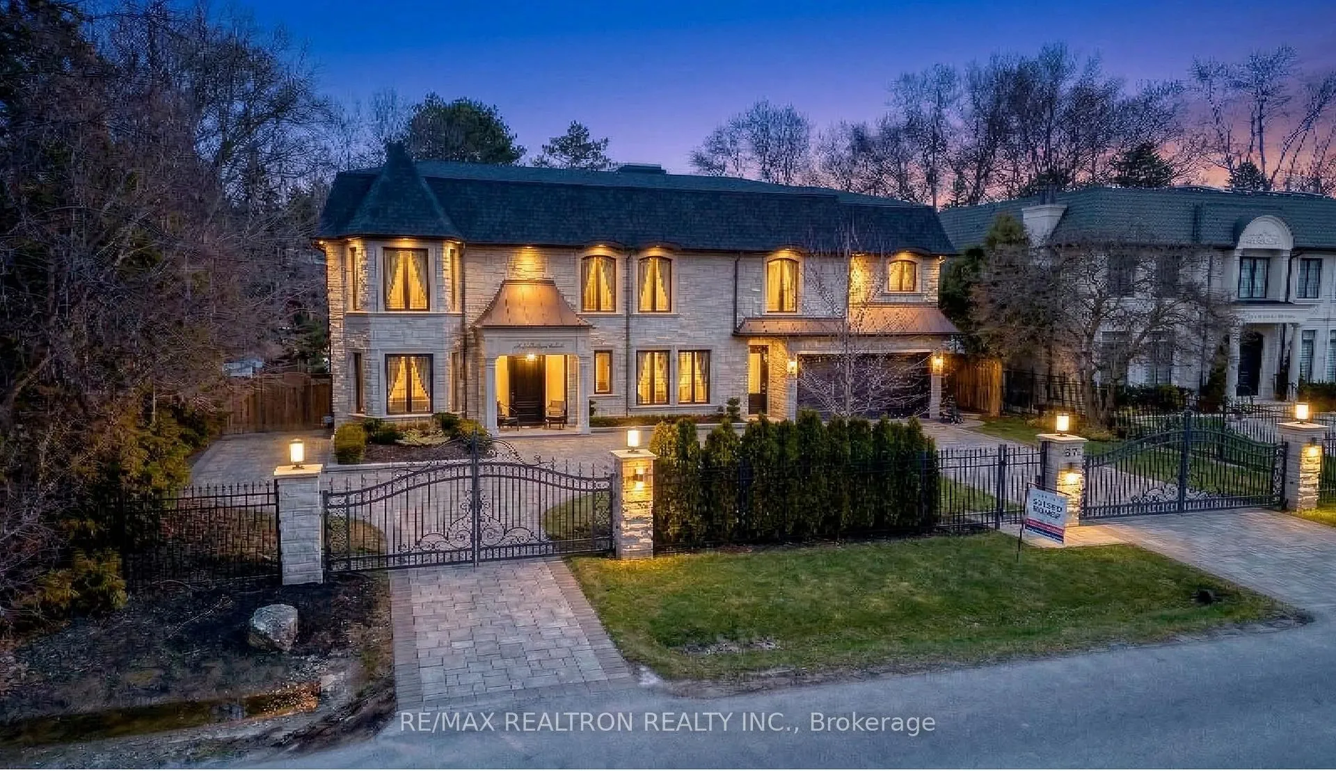 Front of 27 Laureleaf Road