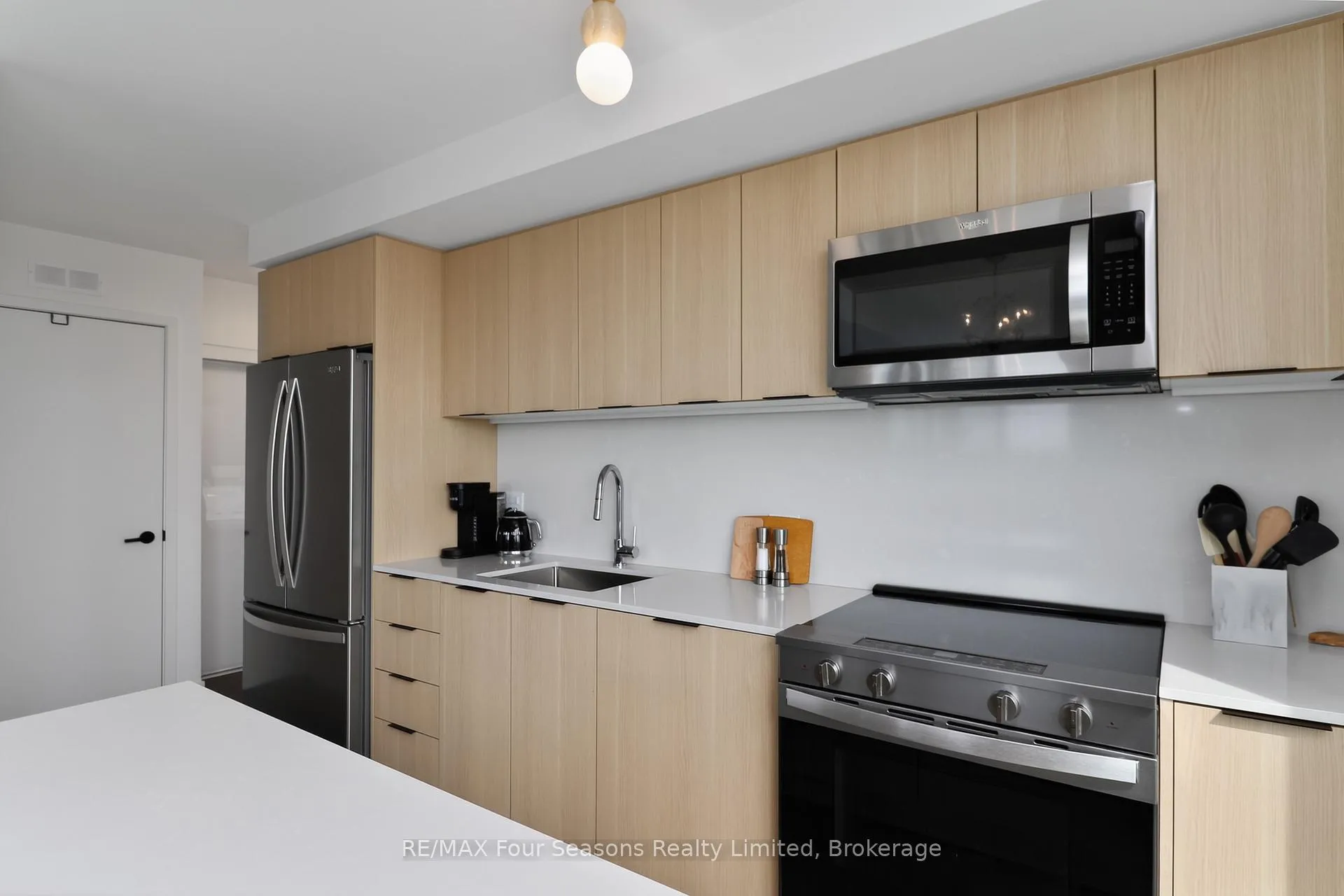 Photo 6 of Unit 406, 31 Huron Street, Collingwood — HOMEH