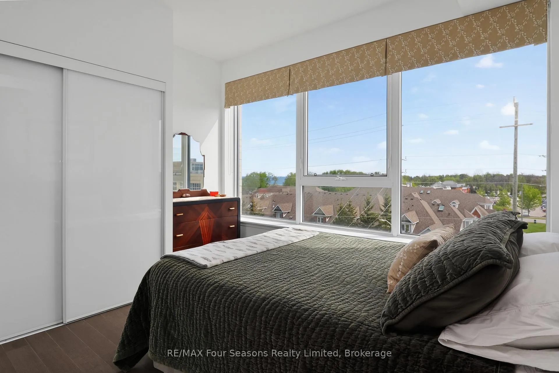 Photo 15 of Unit 406, 31 Huron Street, Collingwood — HOMEH