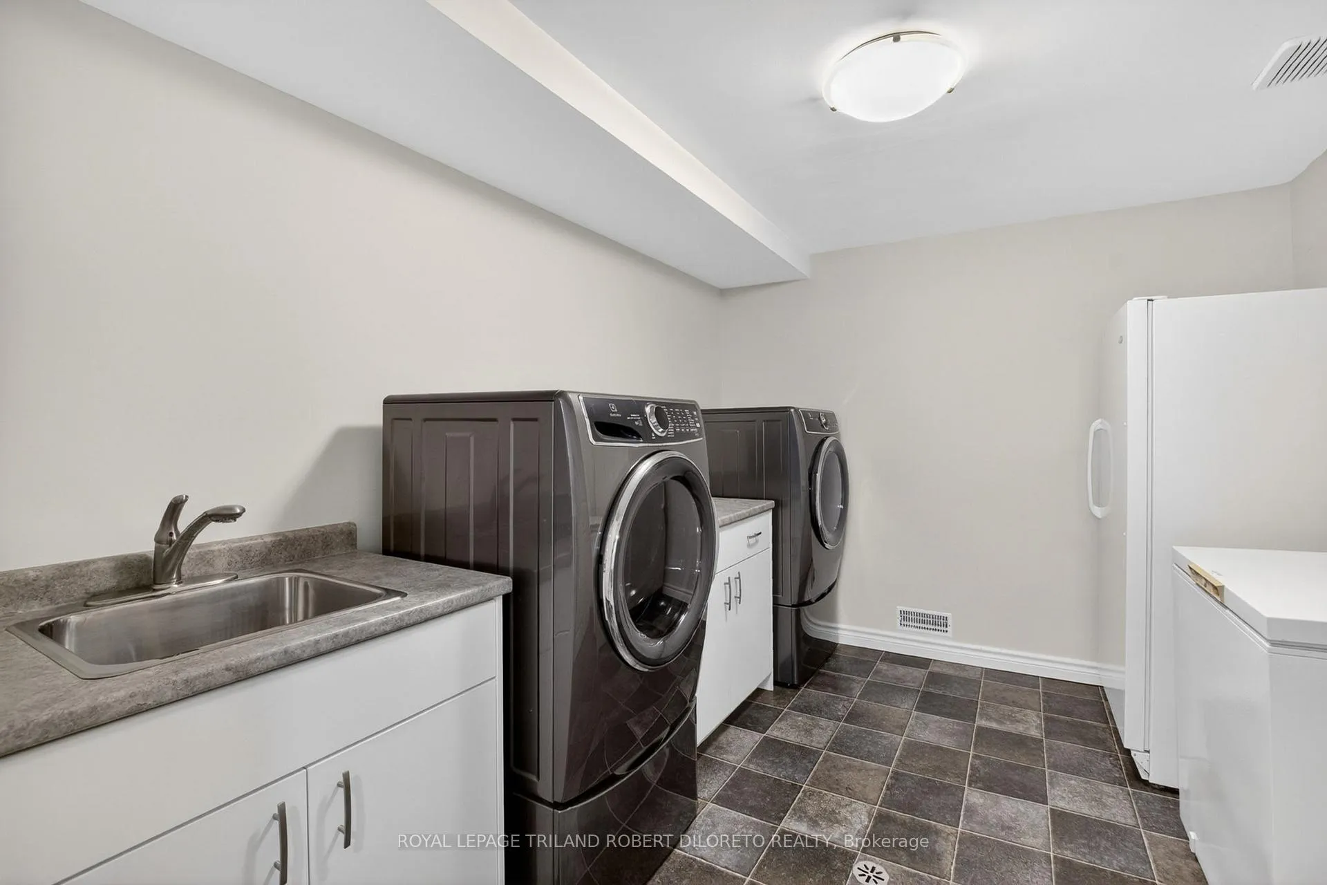 Photo 34 of 83 Conifer Place, London, South B — HOMEH