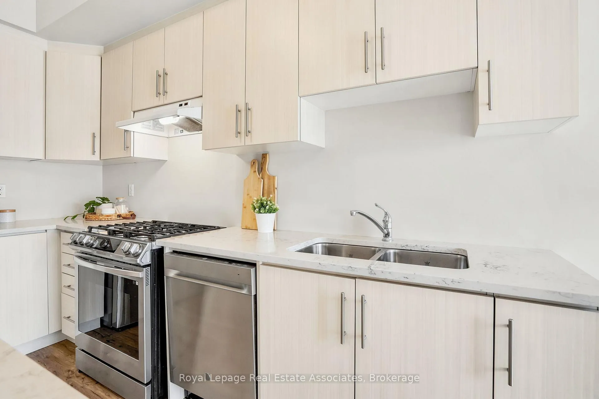 Photo 5 of Unit 24, 383 Dundas Street E, Hamilton, Waterdown — HOMEH