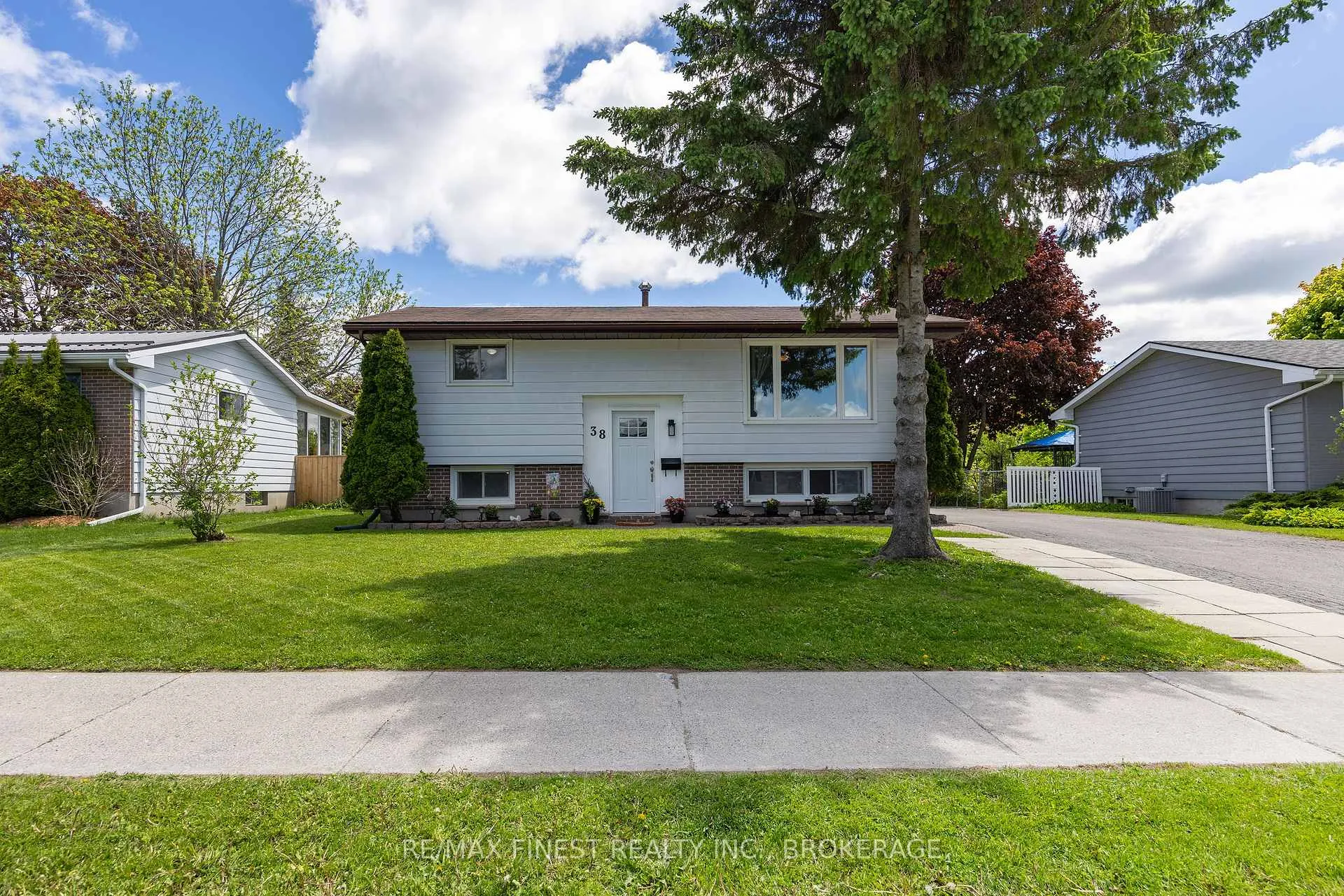Photo 3 of 38 Kildare Avenue, Loyalist, Amherstview — HOMEH