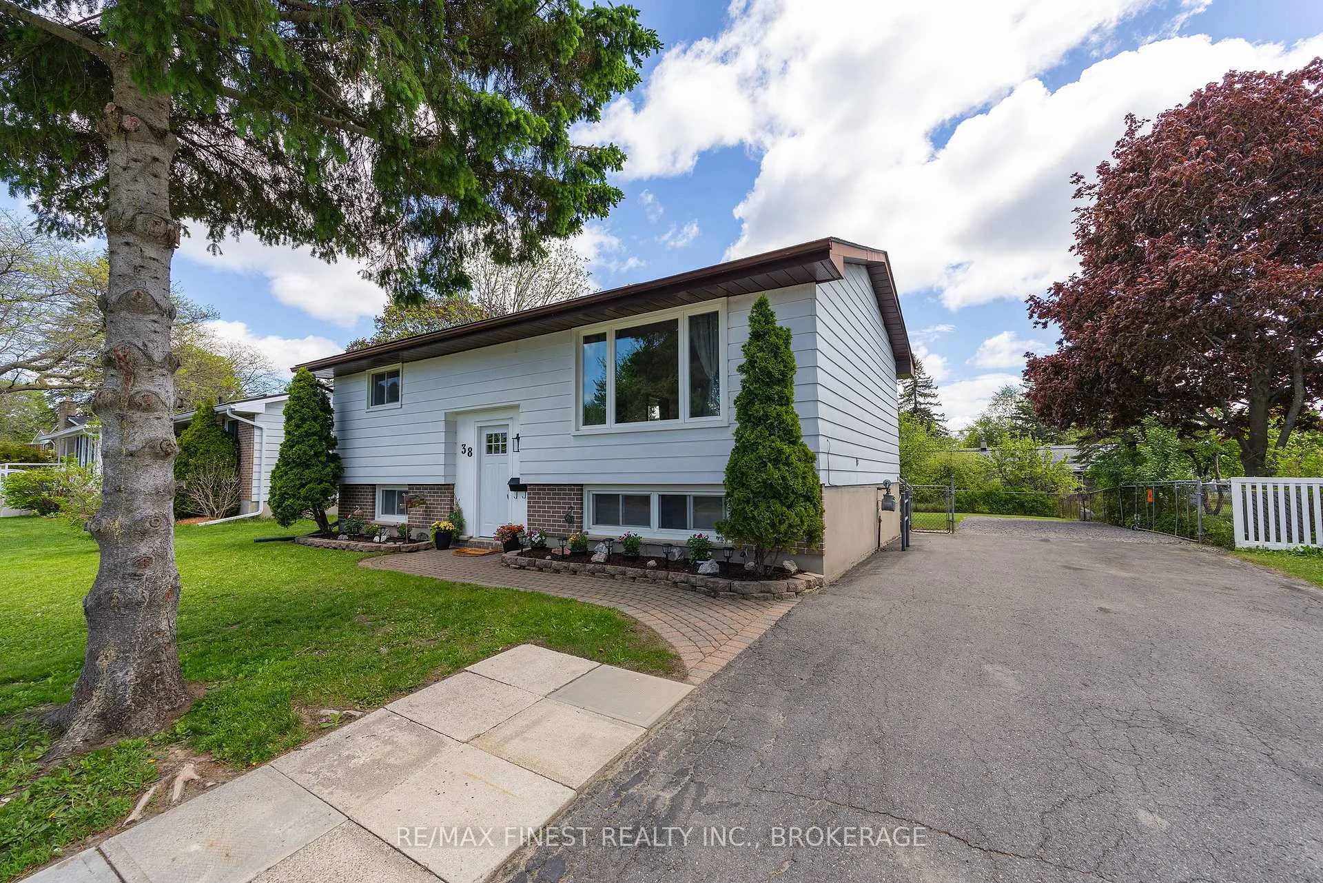 Photo 5 of 38 Kildare Avenue, Loyalist, Amherstview — HOMEH