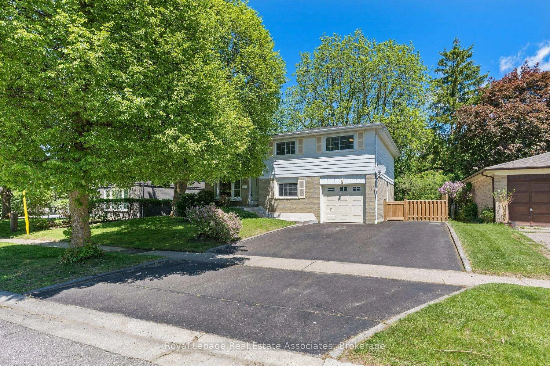 Photo 1 of 17 Metcalfe Court, Halton Hills, Georgetown — HOMEH