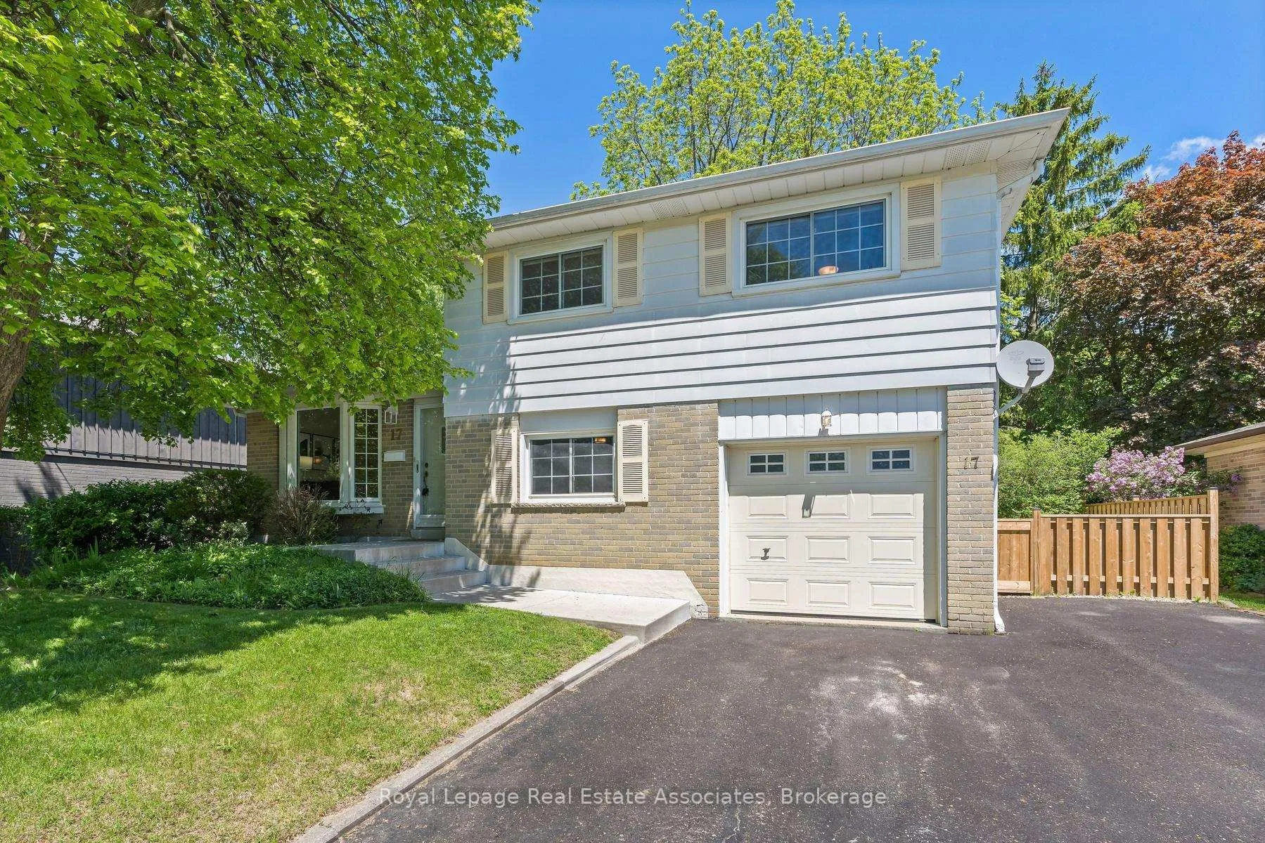 Photo 2 of 17 Metcalfe Court, Halton Hills, Georgetown — HOMEH