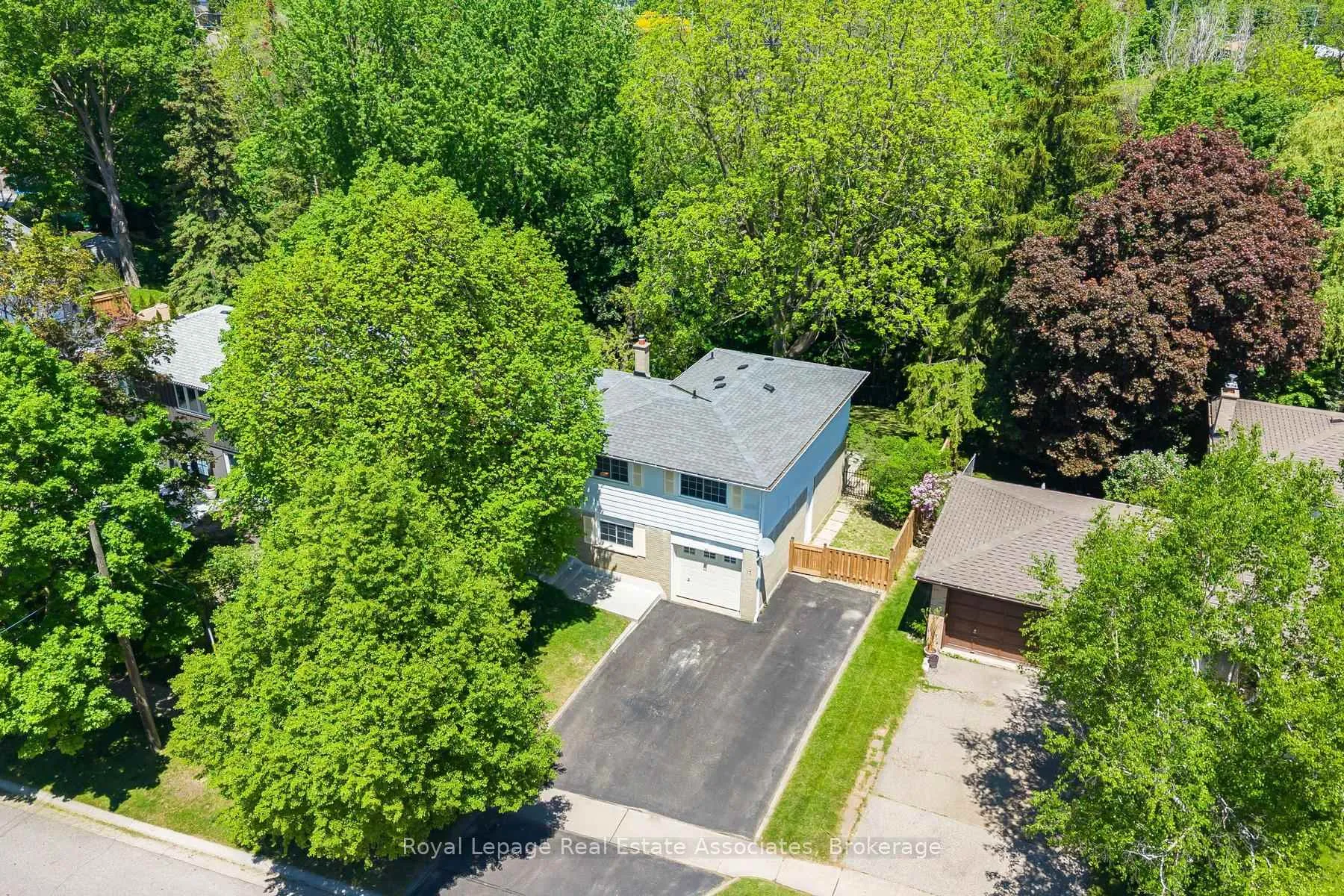 Photo 3 of 17 Metcalfe Court, Halton Hills, Georgetown — HOMEH