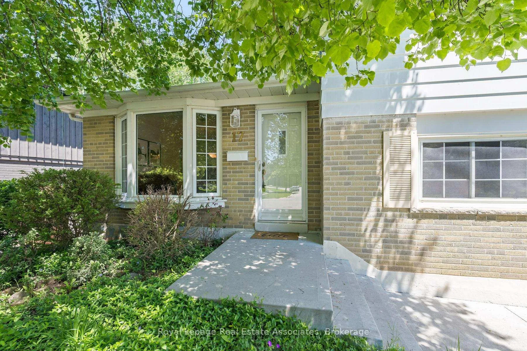 Photo 4 of 17 Metcalfe Court, Halton Hills, Georgetown — HOMEH