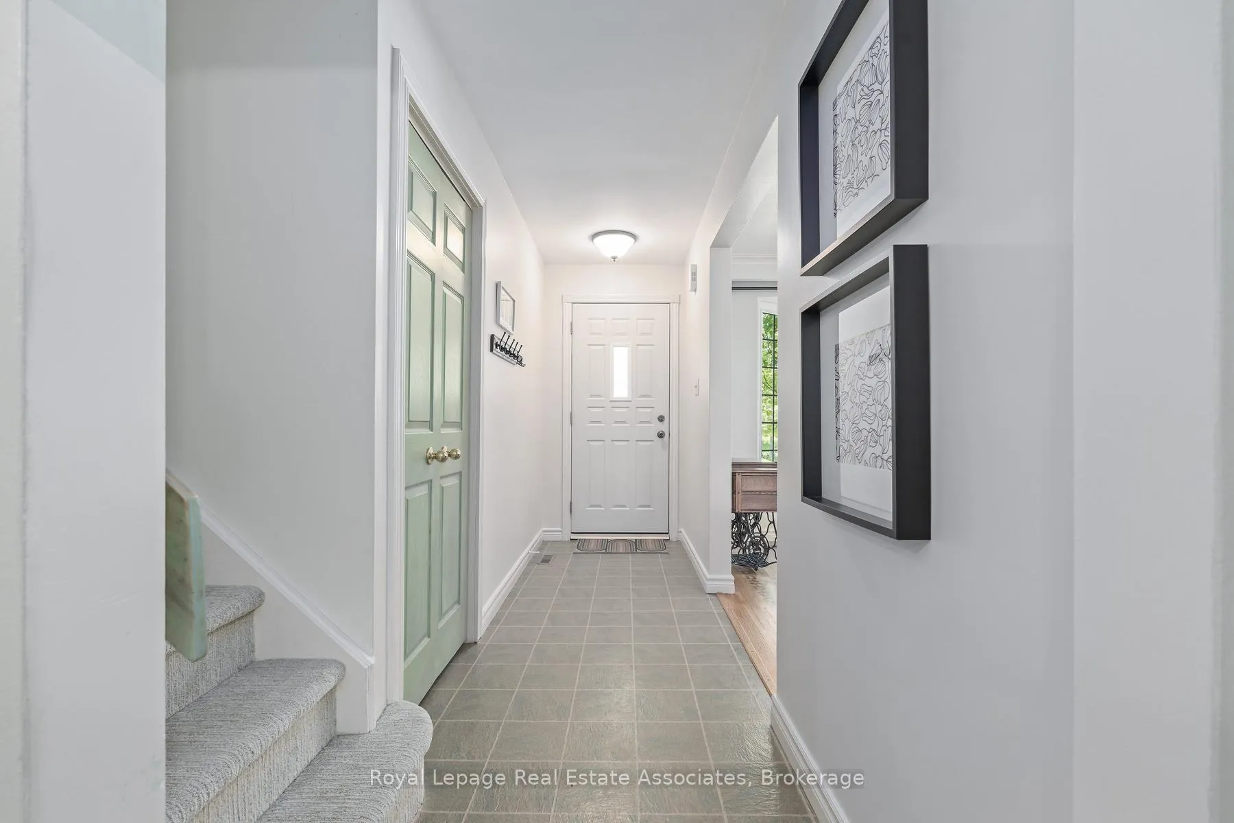 Photo 5 of 17 Metcalfe Court, Halton Hills, Georgetown — HOMEH