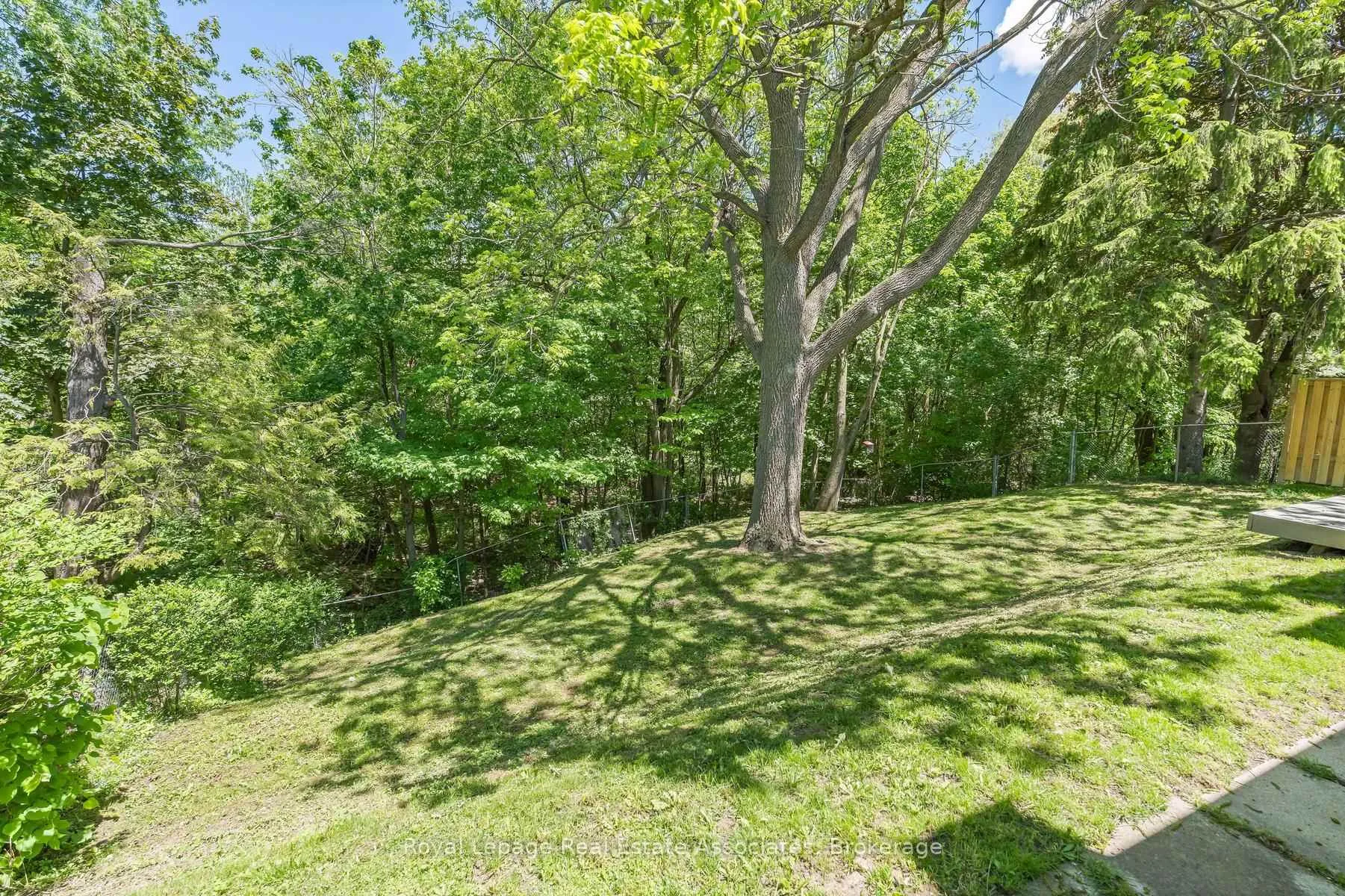Photo 38 of 17 Metcalfe Court, Halton Hills, Georgetown — HOMEH