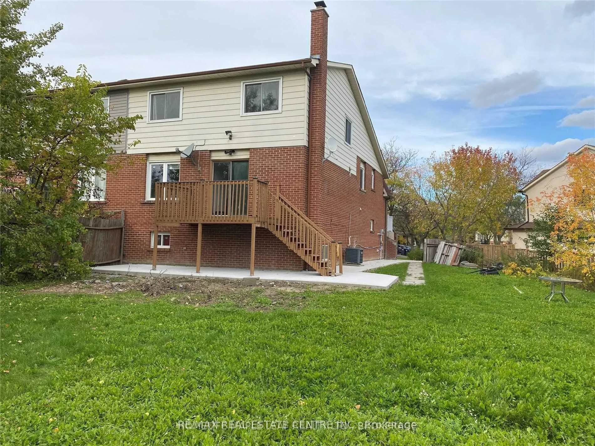 Photo 2 of 26 Foxacre Row, Brampton, Madoc — HOMEH