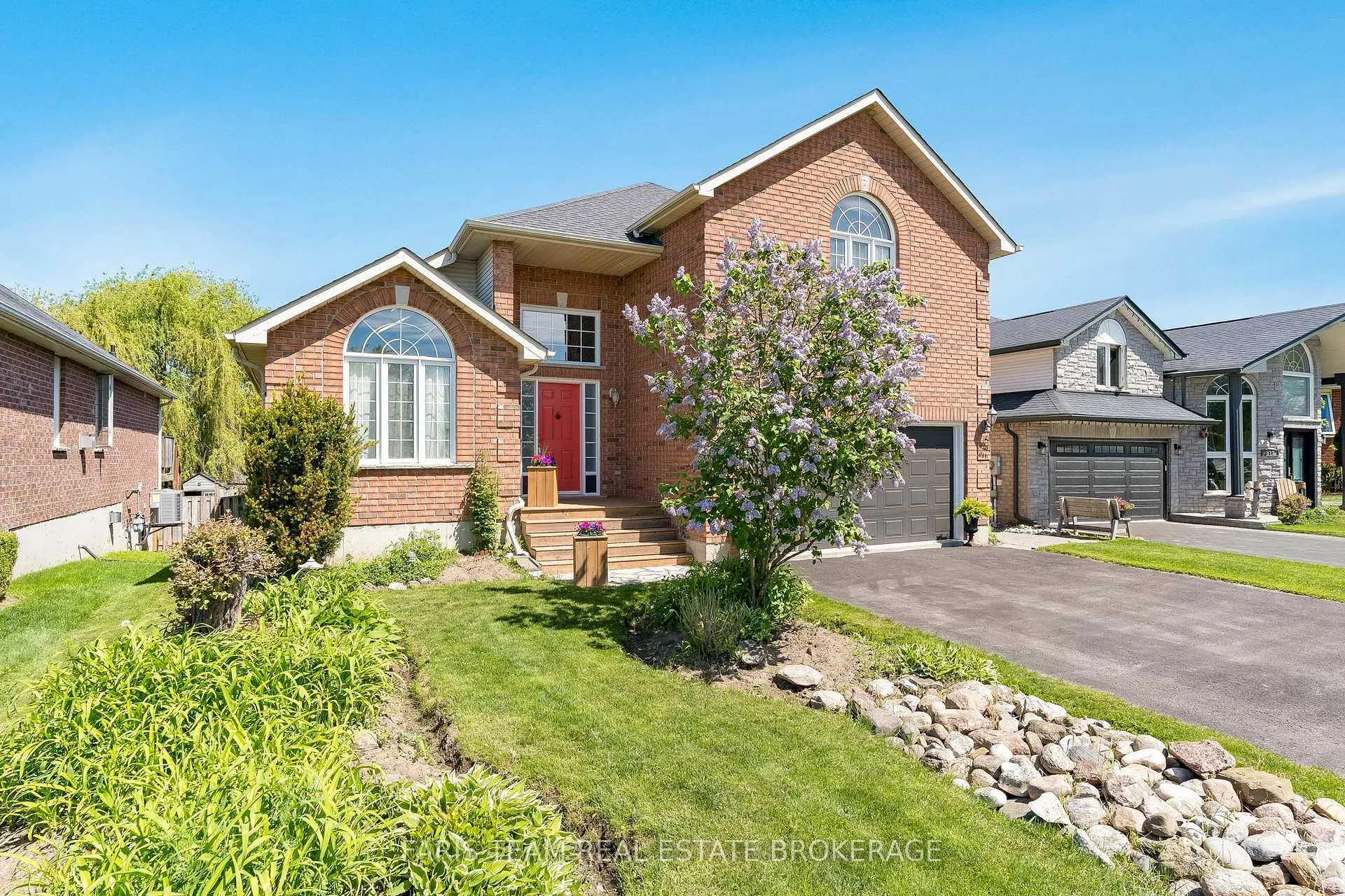 Photo 3 of 616 Glen Cedar Crescent, Innisfil, Rural Innisfil — HOMEH