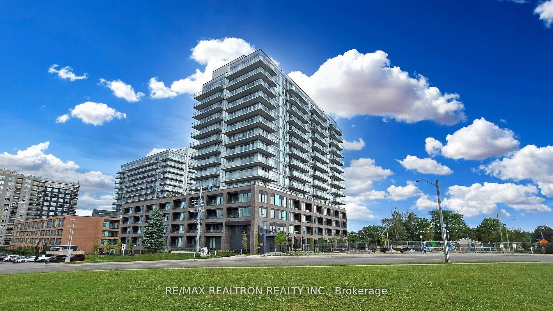 Front of Unit 909, 185 Deerfield Road