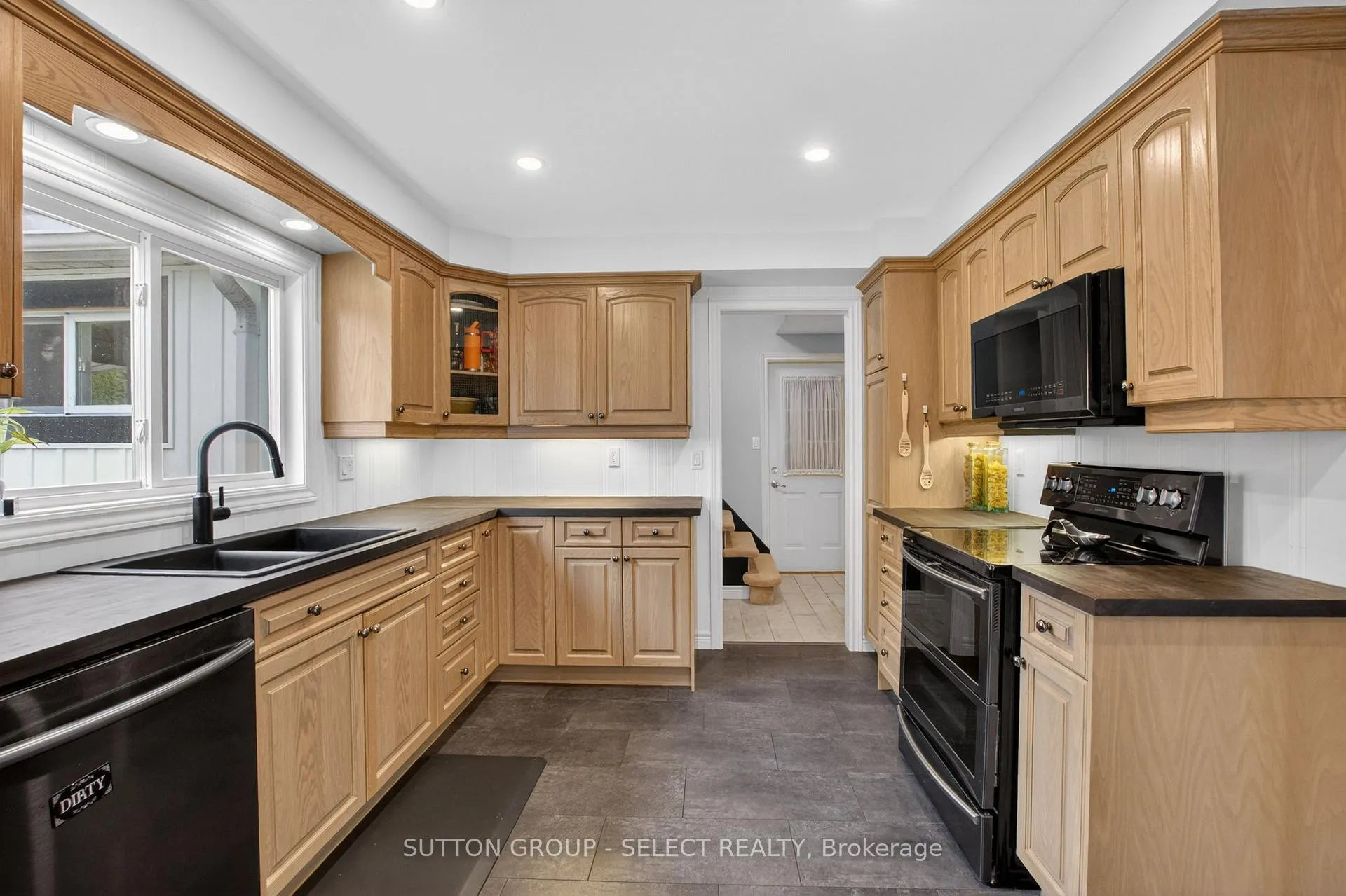 Photo 12 of 111 Kittridge Avenue E, Strathroy-Caradoc, NE — HOMEH
