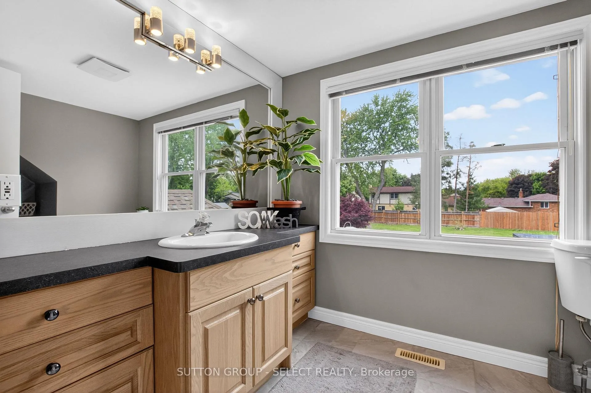Photo 28 of 111 Kittridge Avenue E, Strathroy-Caradoc, NE — HOMEH