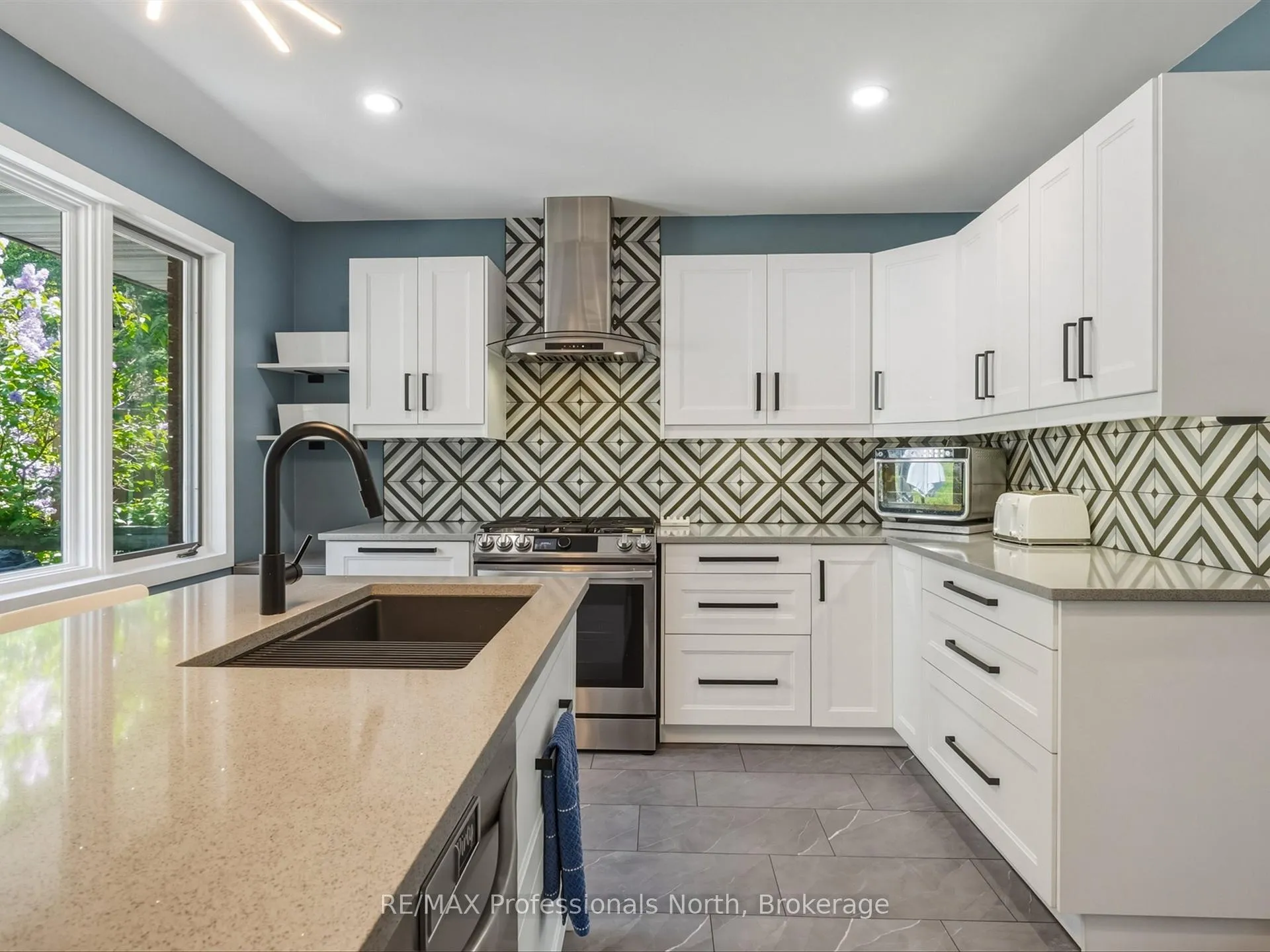 Photo 4 of 240 Oriole Crescent, Gravenhurst, Muskoka (S) — HOMEH