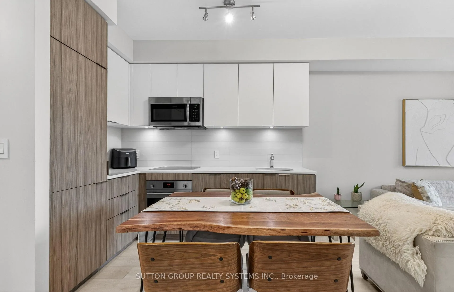 Photo 3 of Unit 212, 223 St Clair Avenue W, Toronto, Casa Loma — HOMEH