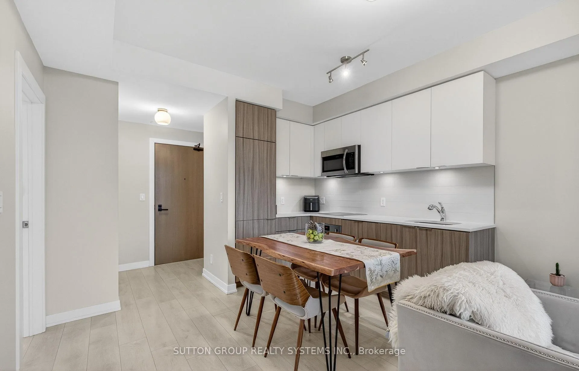 Photo 4 of Unit 212, 223 St Clair Avenue W, Toronto, Casa Loma — HOMEH