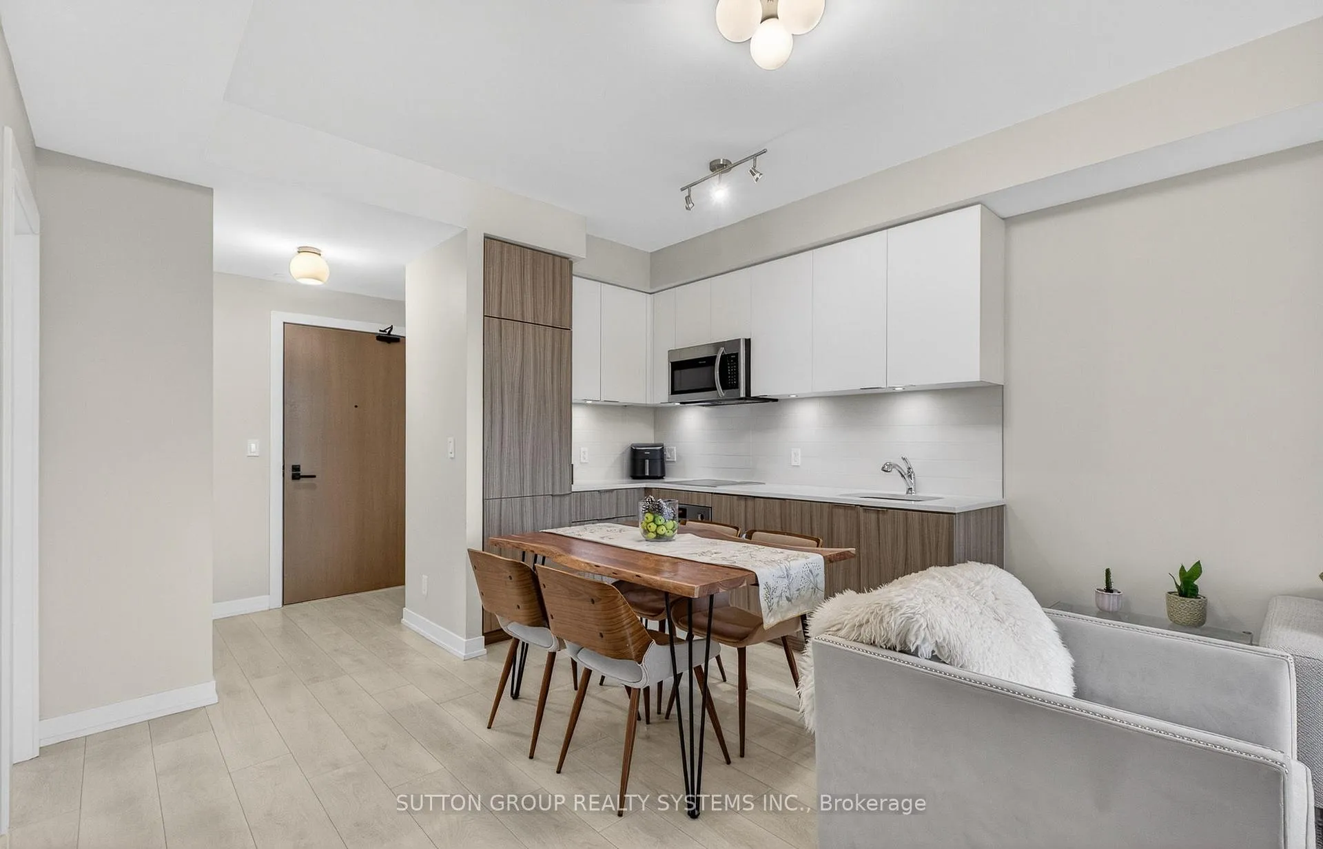 Photo 5 of Unit 212, 223 St Clair Avenue W, Toronto, Casa Loma — HOMEH