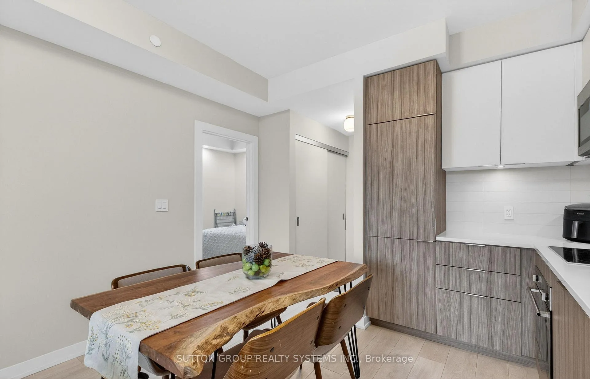 Photo 10 of Unit 212, 223 St Clair Avenue W, Toronto, Casa Loma — HOMEH