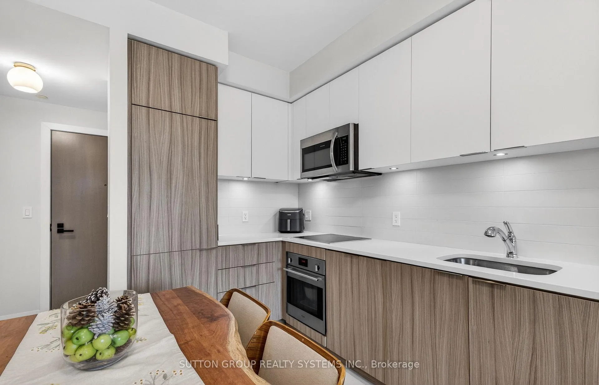 Photo 11 of Unit 212, 223 St Clair Avenue W, Toronto, Casa Loma — HOMEH