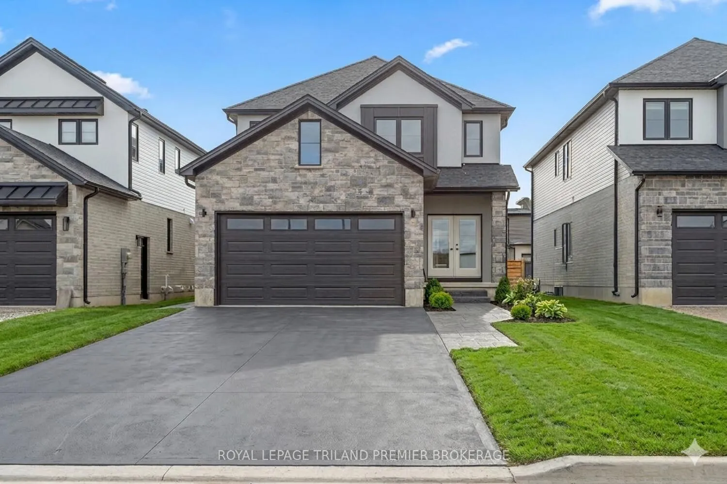 Front of 262 Hesselman Crescent