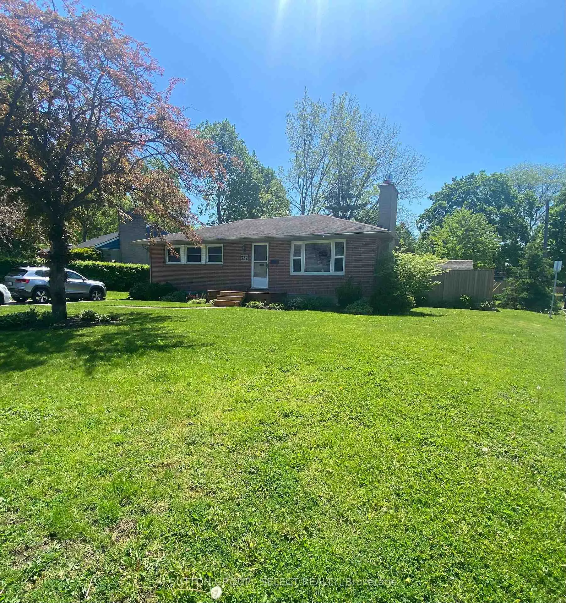 Front of 332 Ridgewood Crescent