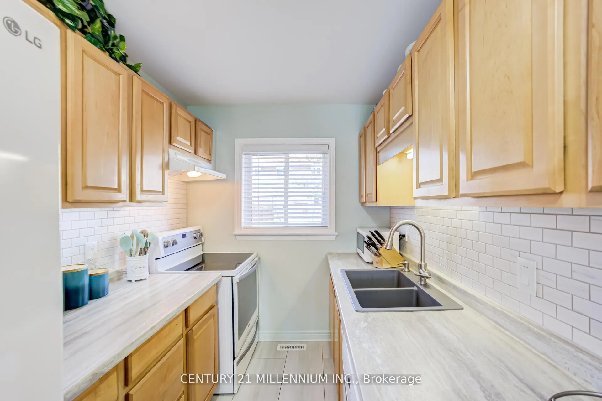 Photo 9 of Unit 17, 17 Craigleigh Crescent, Brampton, Avondale — HOMEH