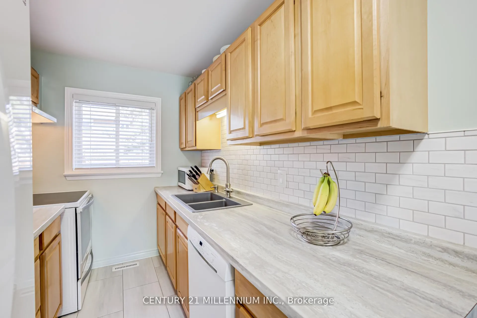 Photo 12 of Unit 17, 17 Craigleigh Crescent, Brampton, Avondale — HOMEH