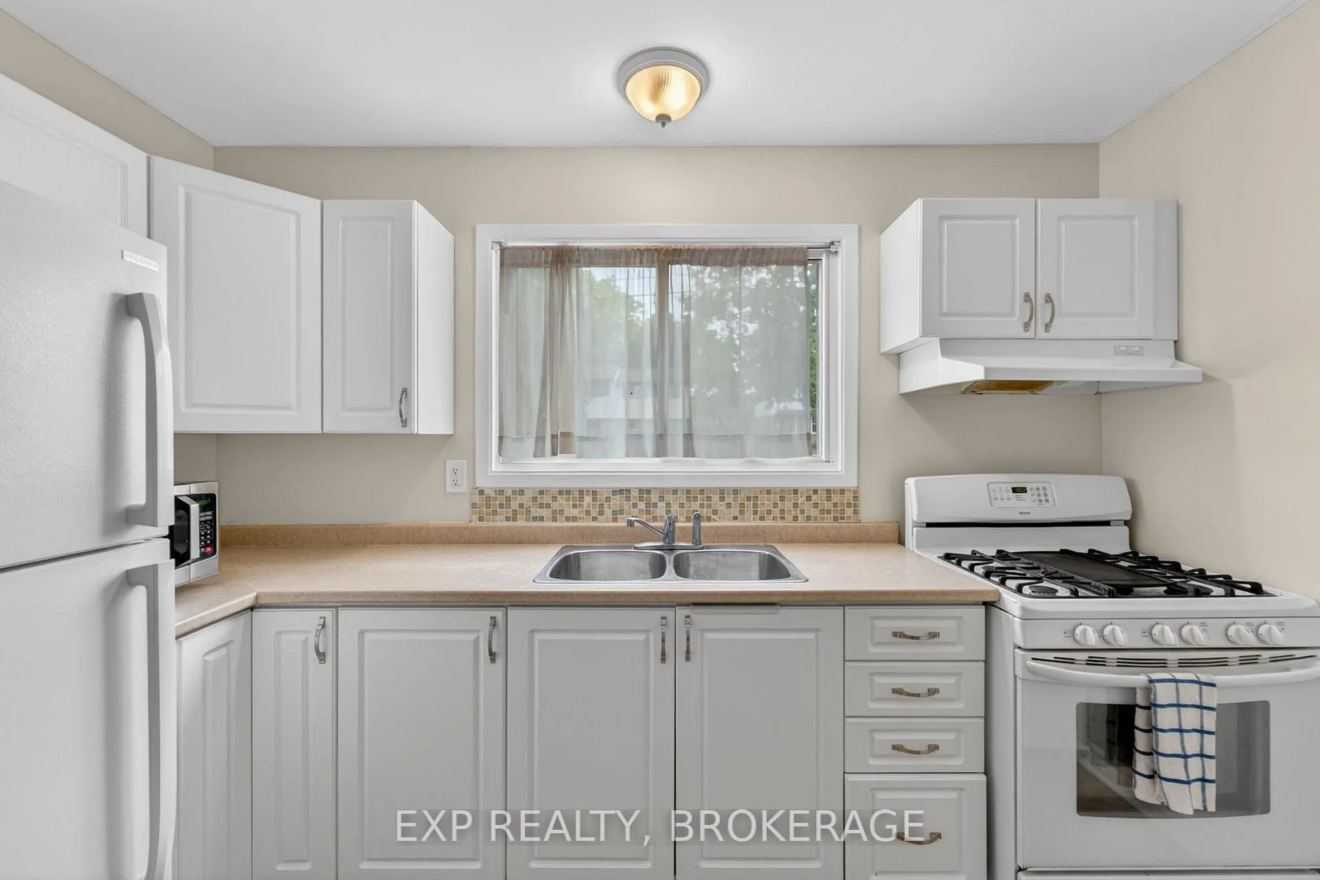 Photo 3 of 931 Oakview Avenue, Kingston, South of Taylor-Kidd Blvd — HOMEH