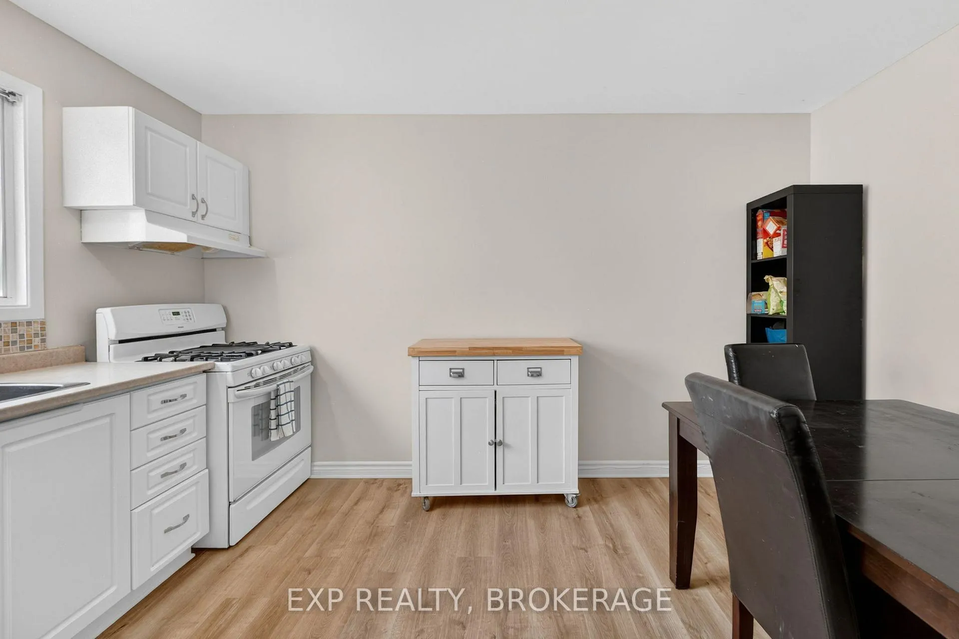 Photo 4 of 931 Oakview Avenue, Kingston, South of Taylor-Kidd Blvd — HOMEH