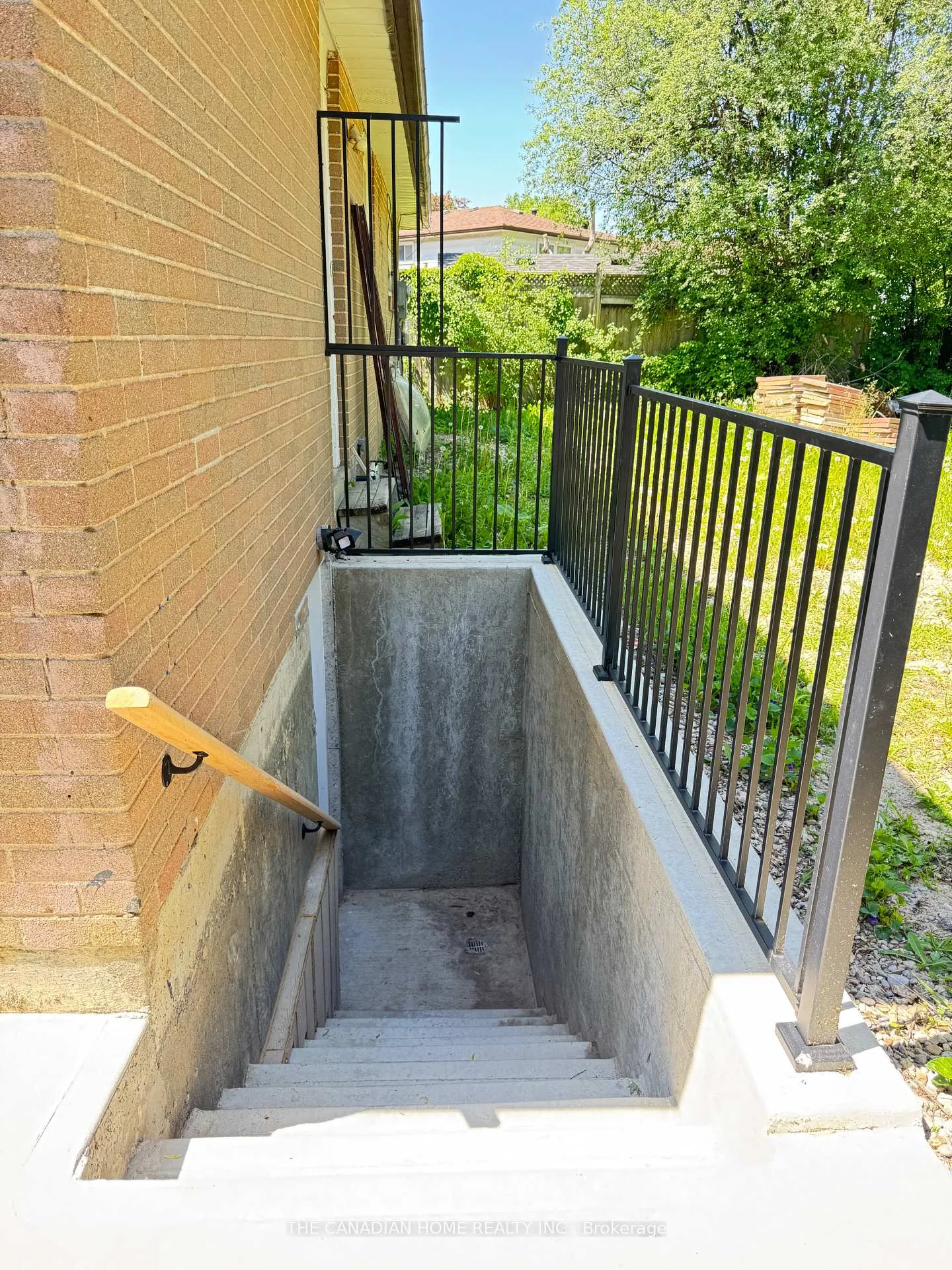 Photo 8 of 26 Dunblaine (Basement) Crescent, Brampton, Southgate — HOMEH