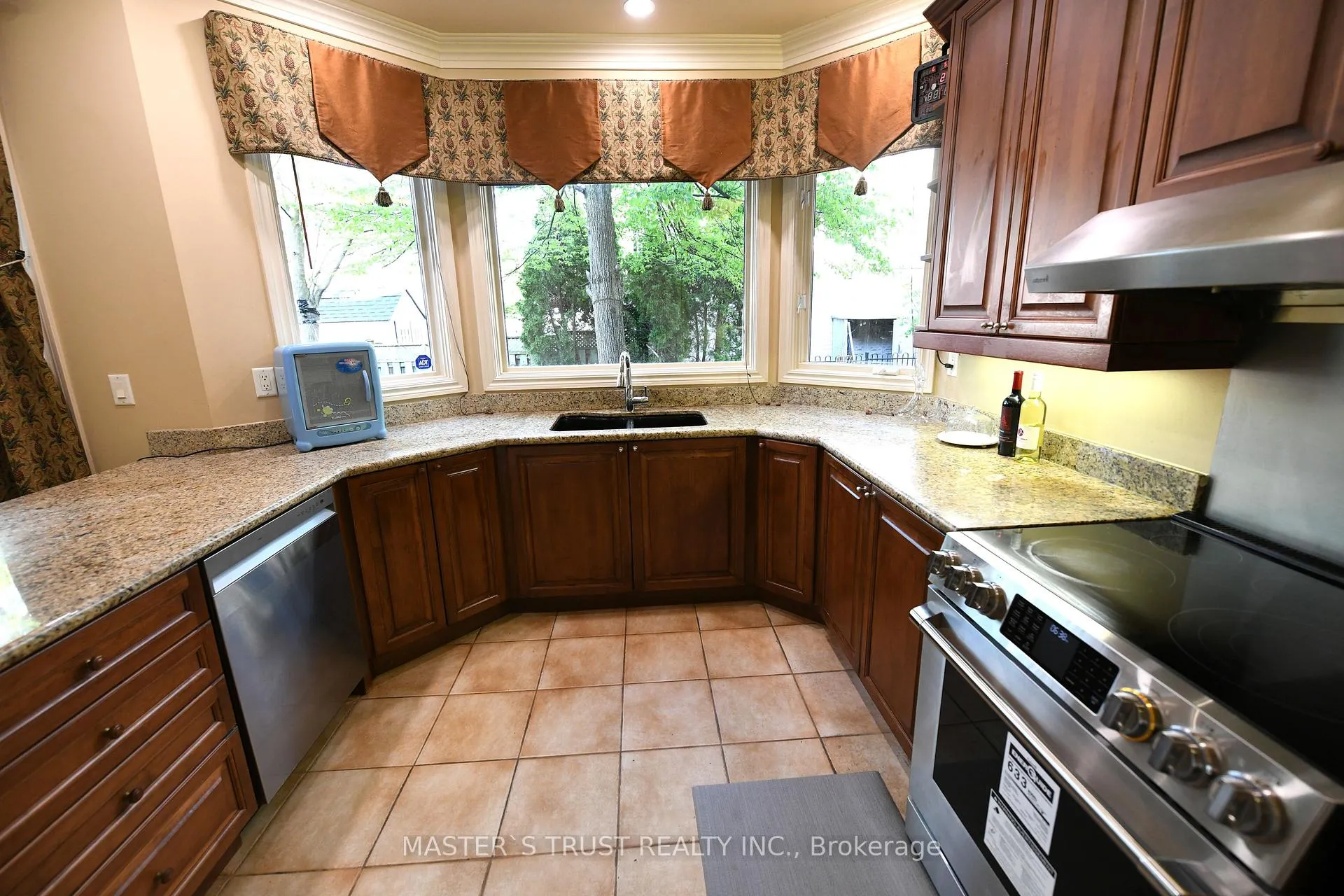 Photo 17 of 24 Majestic Drive, Markham, Berczy — HOMEH