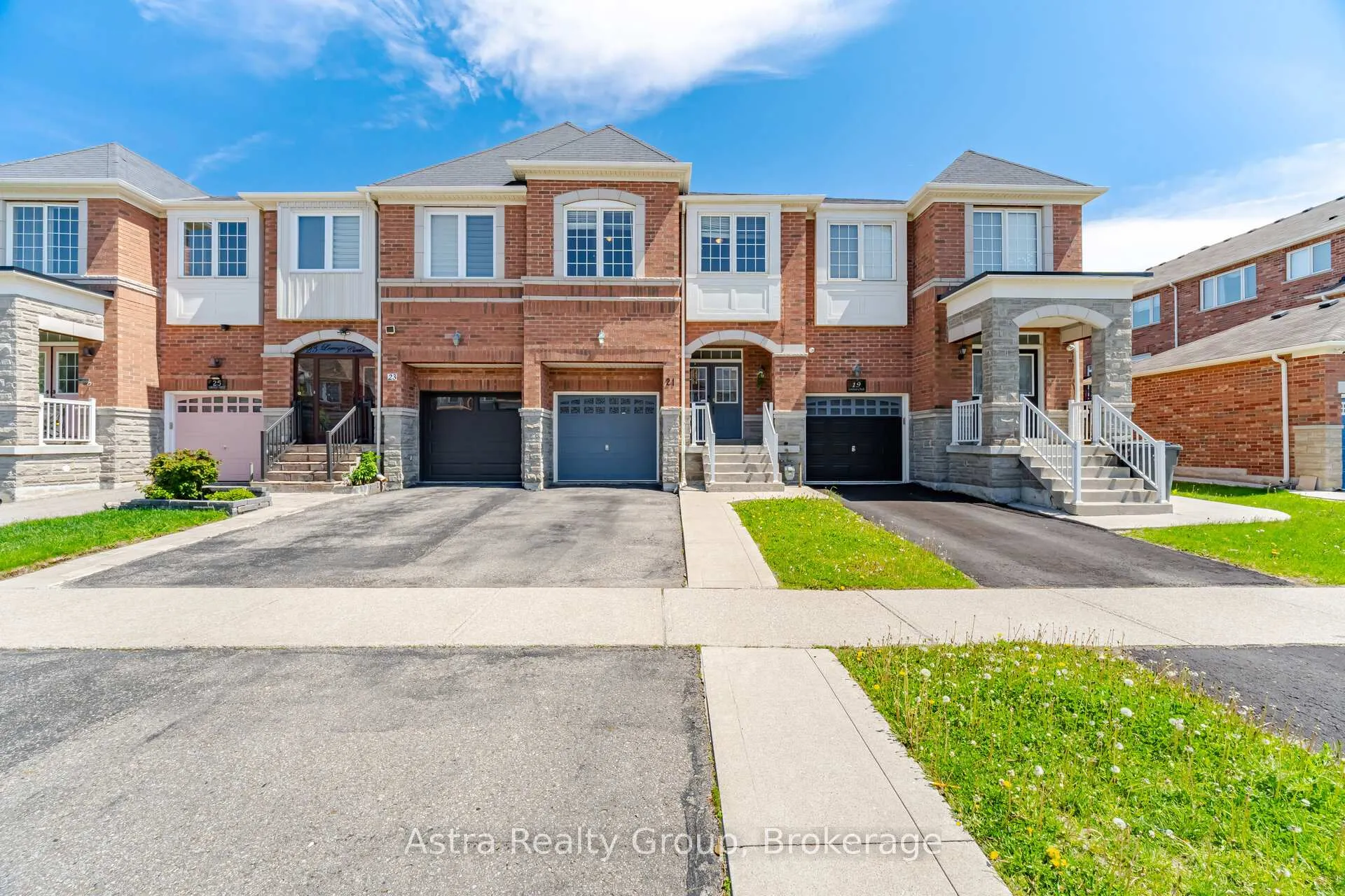 Photo 4 of 21 Lorenzo Circle, Brampton, Sandringham-Wellington — HOMEH