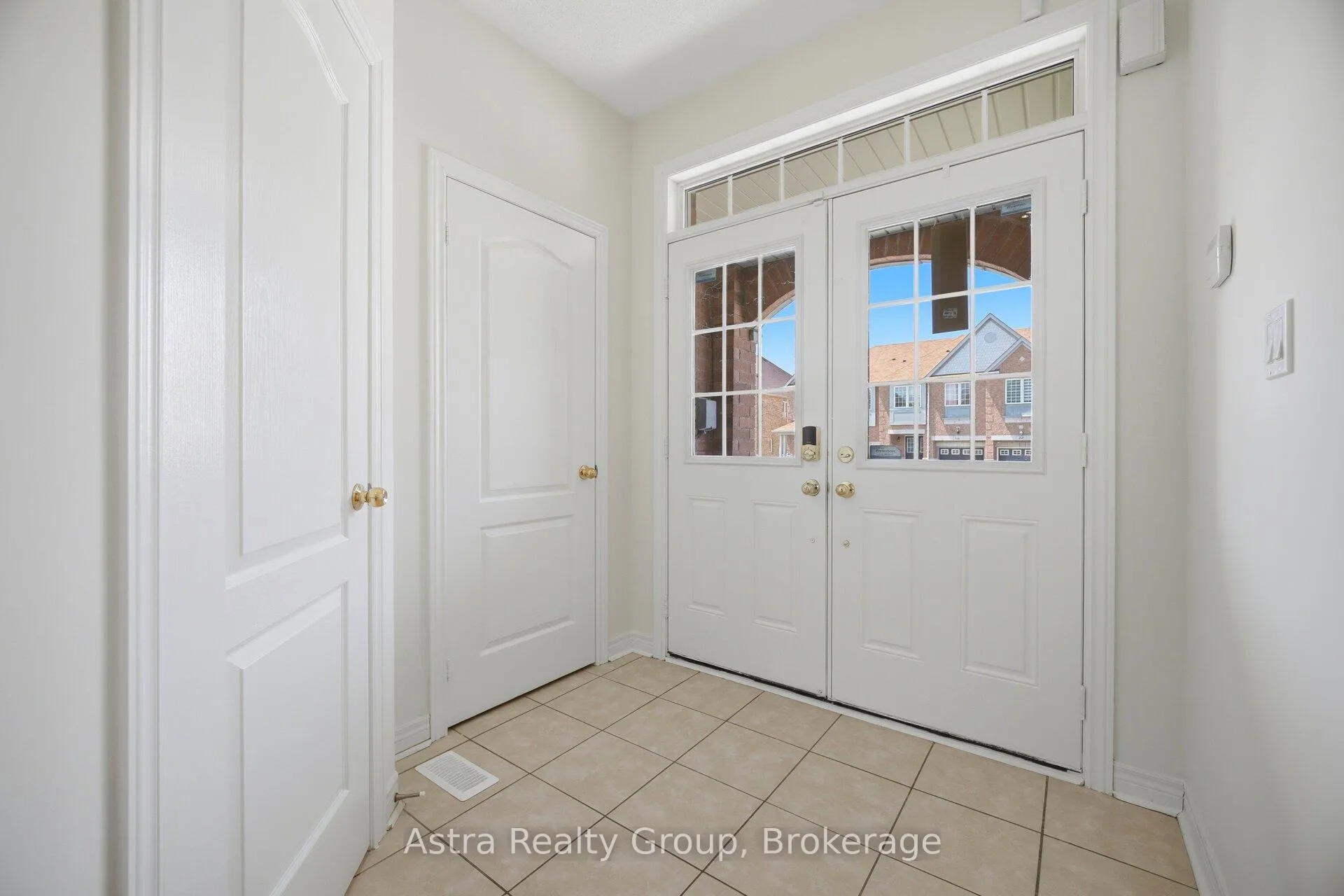 Photo 10 of 21 Lorenzo Circle, Brampton, Sandringham-Wellington — HOMEH