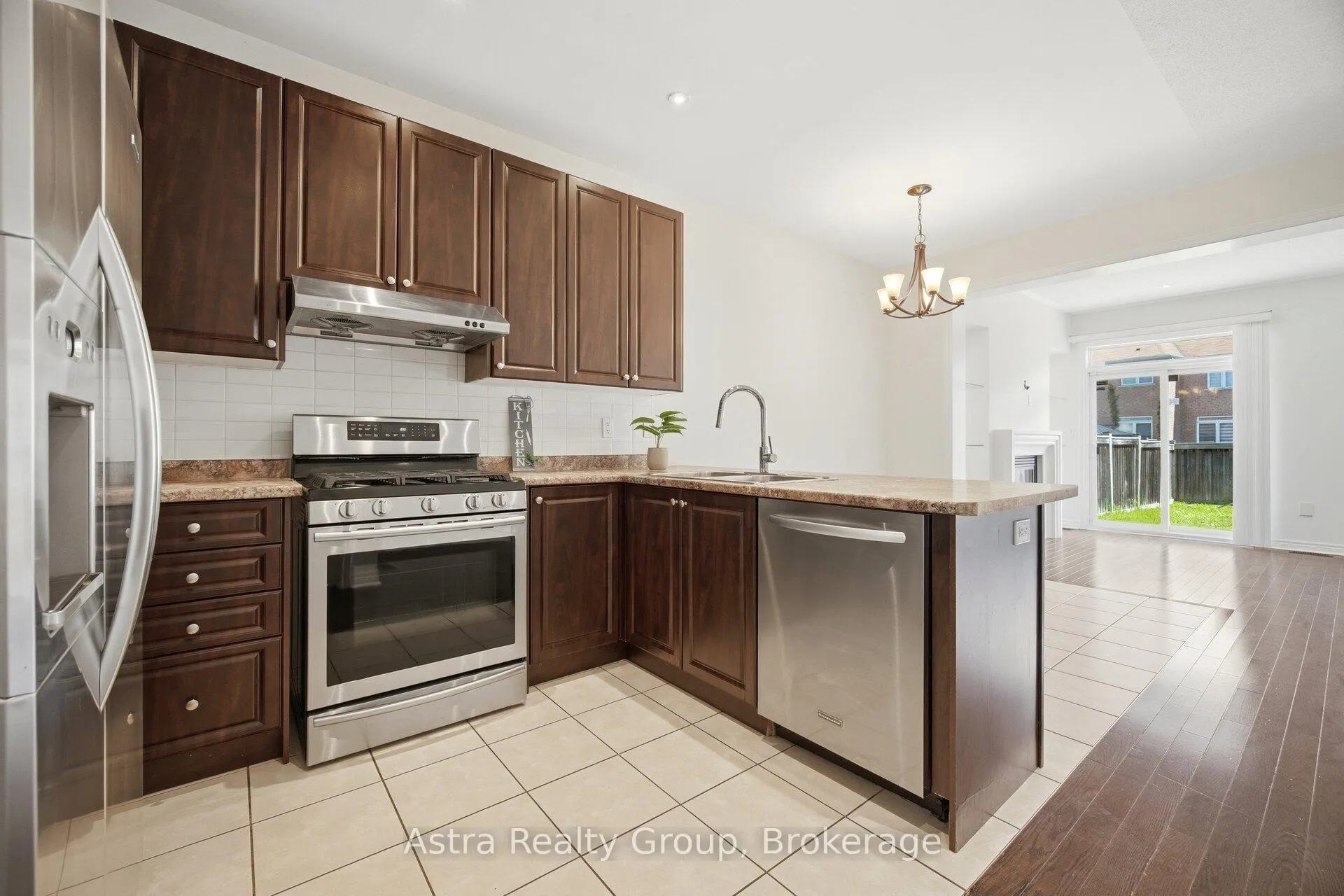 Photo 14 of 21 Lorenzo Circle, Brampton, Sandringham-Wellington — HOMEH