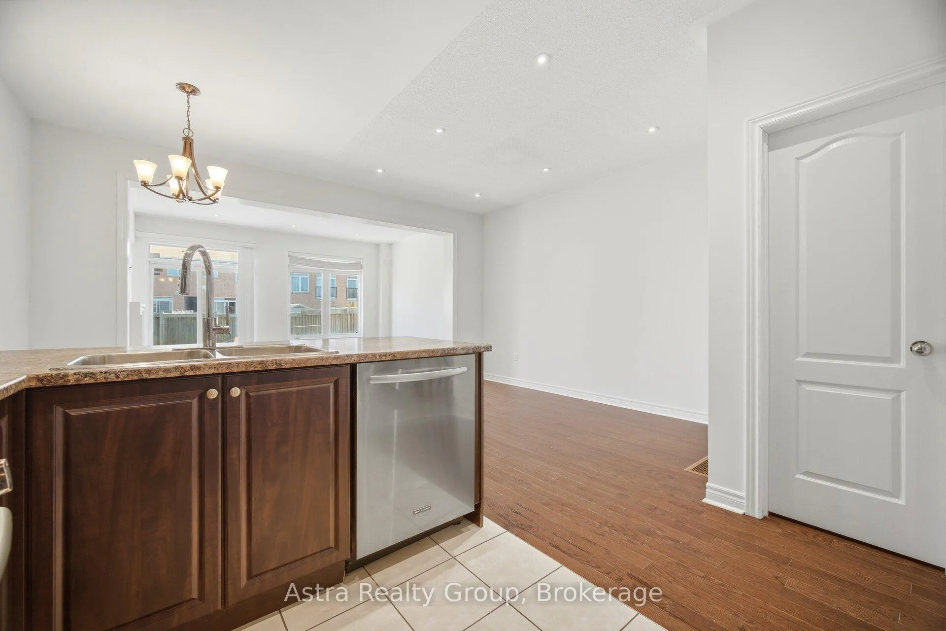 Photo 15 of 21 Lorenzo Circle, Brampton, Sandringham-Wellington — HOMEH