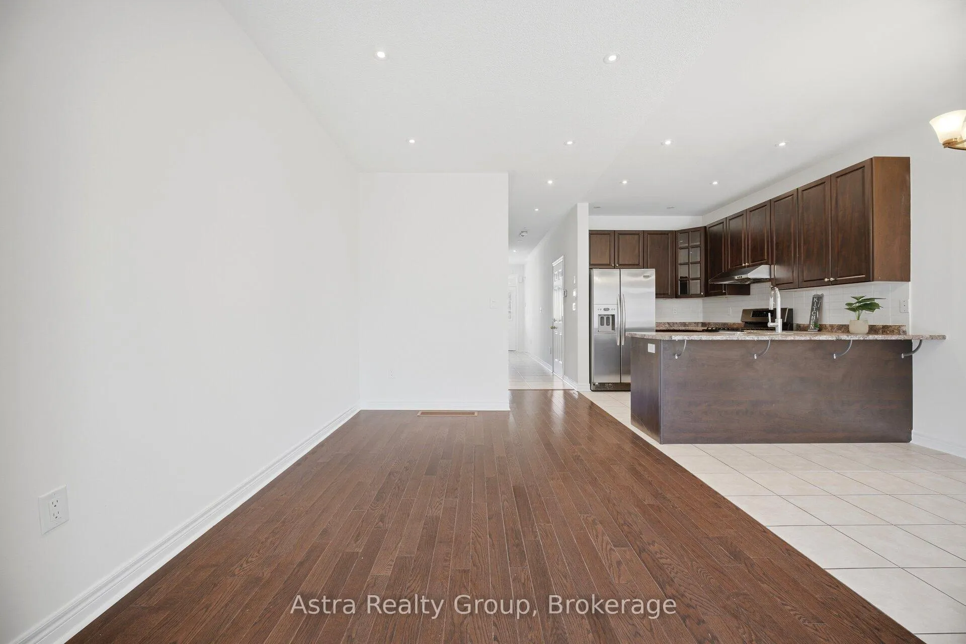 Photo 16 of 21 Lorenzo Circle, Brampton, Sandringham-Wellington — HOMEH
