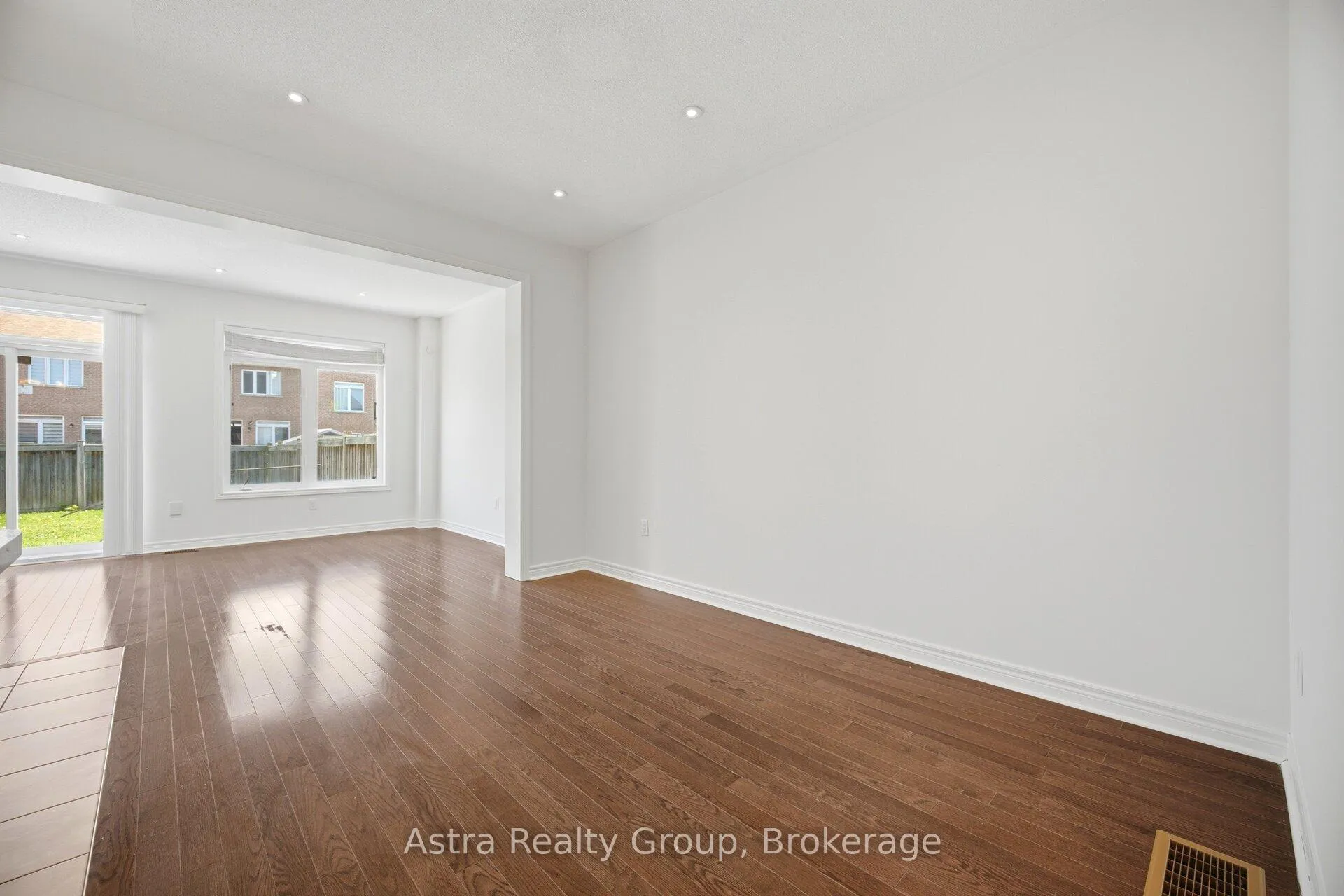 Photo 17 of 21 Lorenzo Circle, Brampton, Sandringham-Wellington — HOMEH