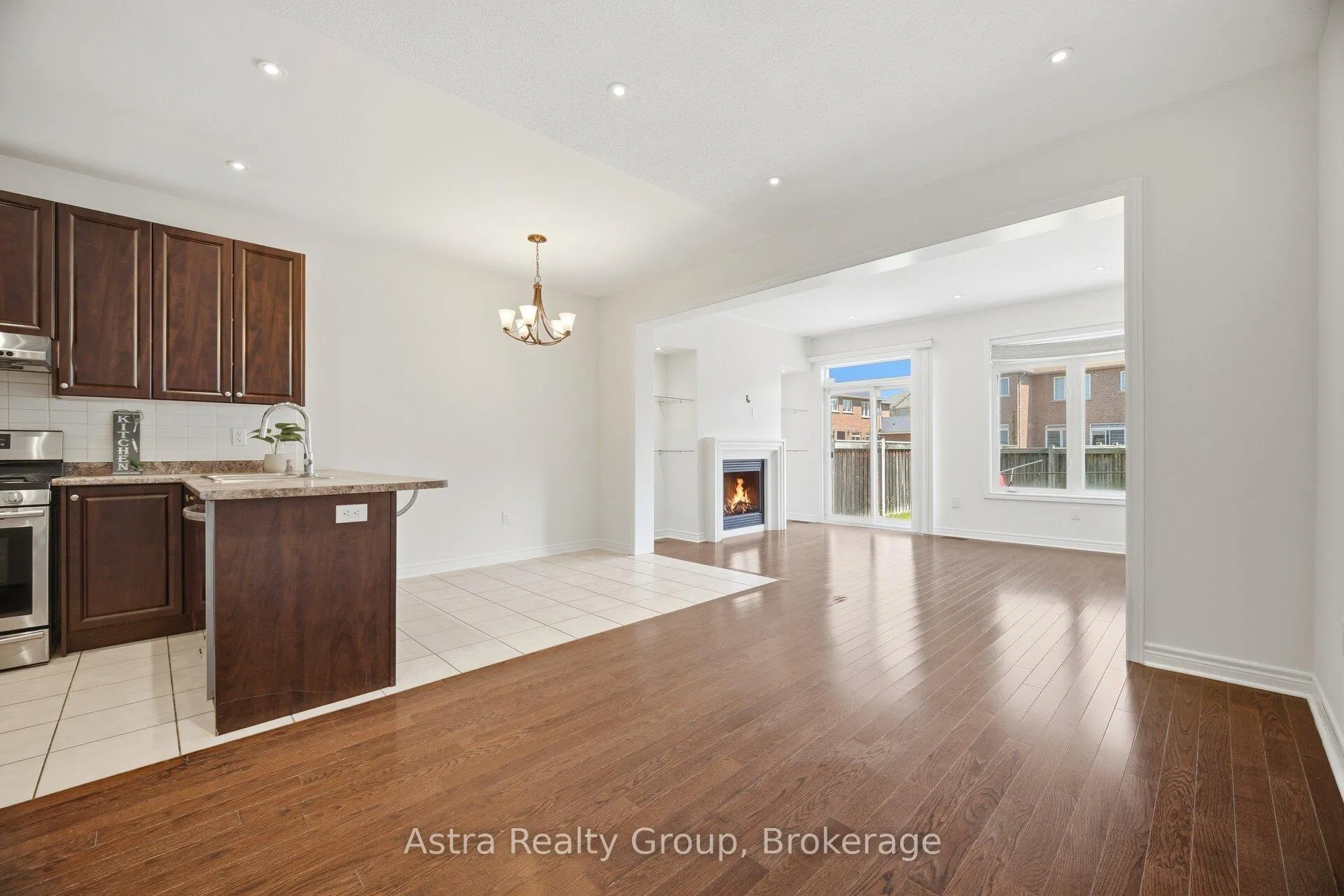 Photo 18 of 21 Lorenzo Circle, Brampton, Sandringham-Wellington — HOMEH