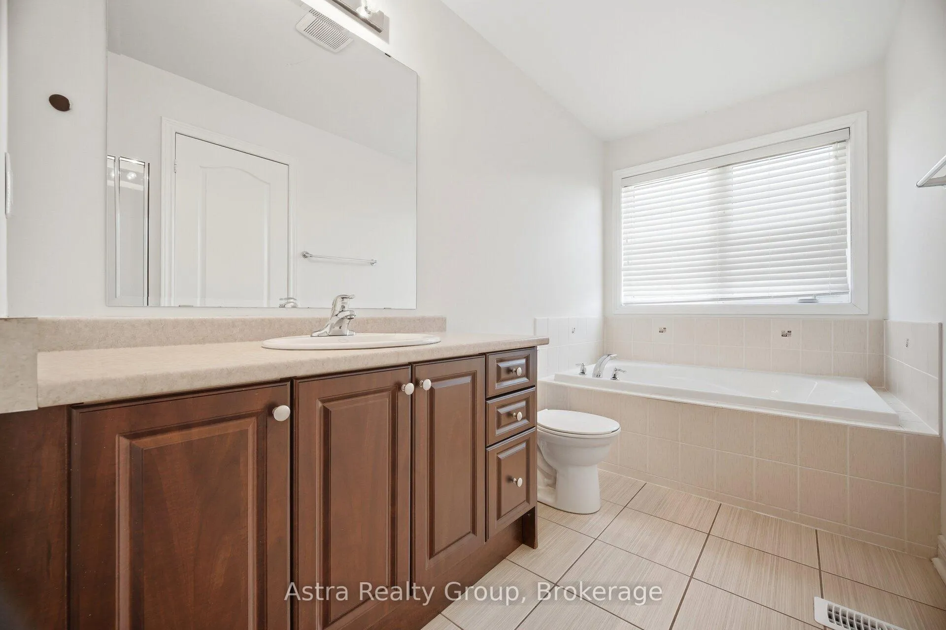 Photo 35 of 21 Lorenzo Circle, Brampton, Sandringham-Wellington — HOMEH