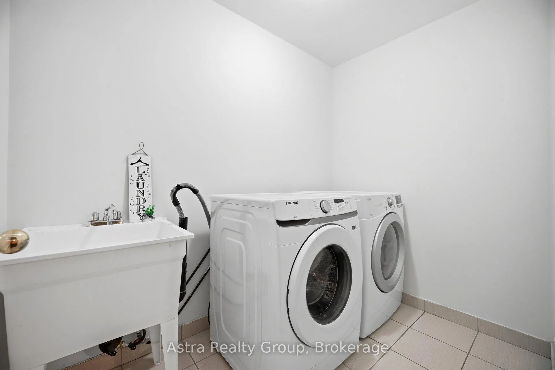 Photo 43 of 21 Lorenzo Circle, Brampton, Sandringham-Wellington — HOMEH