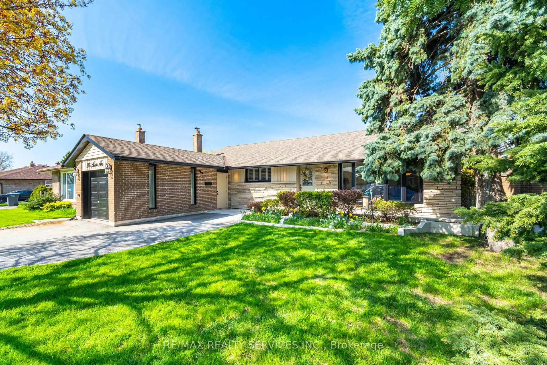 Photo 2 of 25 Ascot Avenue, Brampton, Avondale — HOMEH